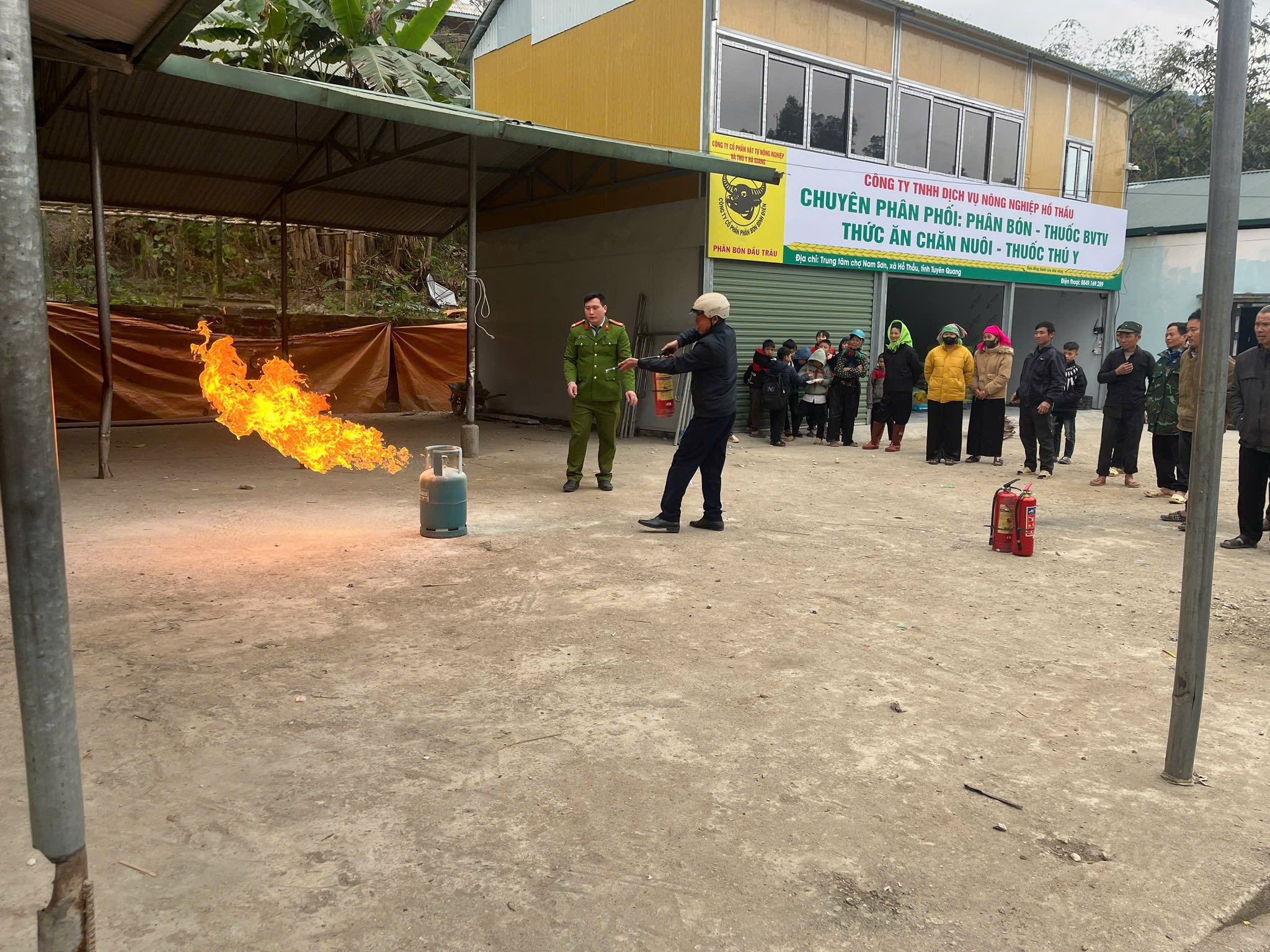 TUYÊN TRUYỀN, TRẢI NGHIỆM, THỰC HÀNH PHÒNG CHÁY, CHỮA CHÁY VÀ CỨU NẠN, CỨU HỘ TẠI THÔN 1 LÊ HỒNG PHONG, XÃ HỒ THẦU