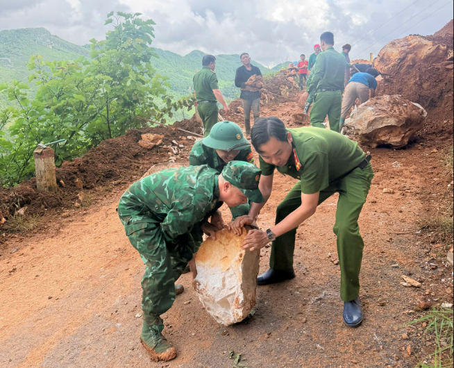 CÔNG AN XÃ SÀ PHÌN KHẨN TRƯƠNG PHỐI HỢP KHẮC PHỤC SẠT LỞ, NHANH CHÓNG THÔNG TUYẾN ĐƯỜNG THÔN LAO XA