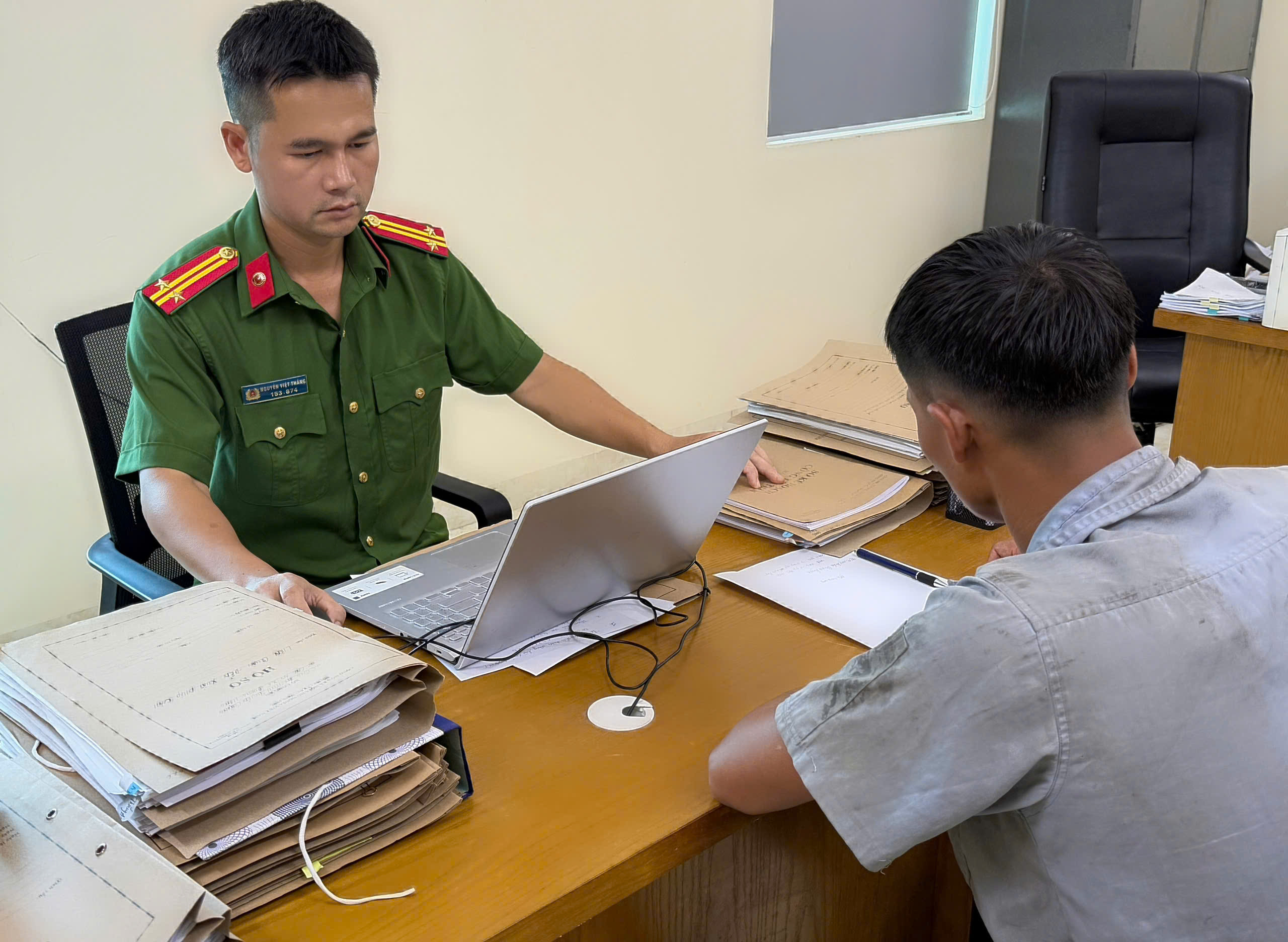 XỬ PHẠT 12,5 TRIỆU ĐỒNG NGƯỜI ĐÀN ÔNG BÌNH LUẬN XÚC PHẠM CÔNG AN TRÊN MẠNG XÃ HỘI