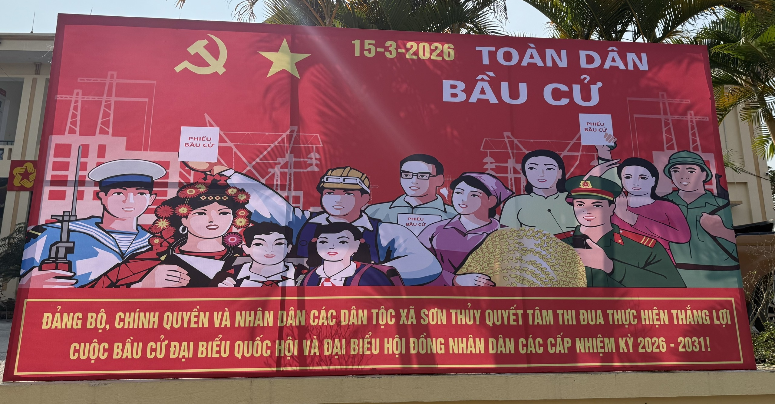 Sơn Thủy rực rỡ sắc màu tuyên truyền, hướng tới các sự kiện chính trị trọng đại của đất nước.