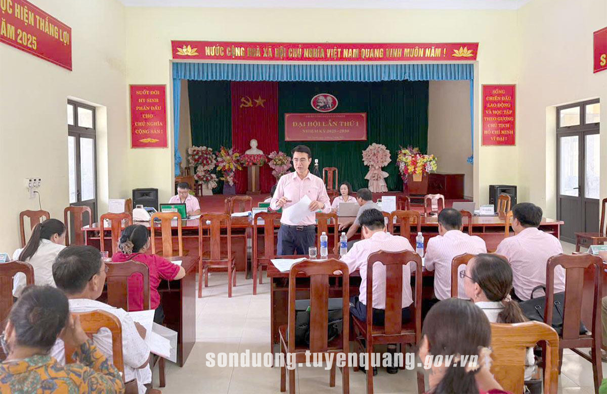 Phó Tổng Giám đốc Ngân hàng Chính sách xã hội Việt Nam làm việc với Phòng giao dịch Ngân hàng Chính sách xã hội Sơn Dương