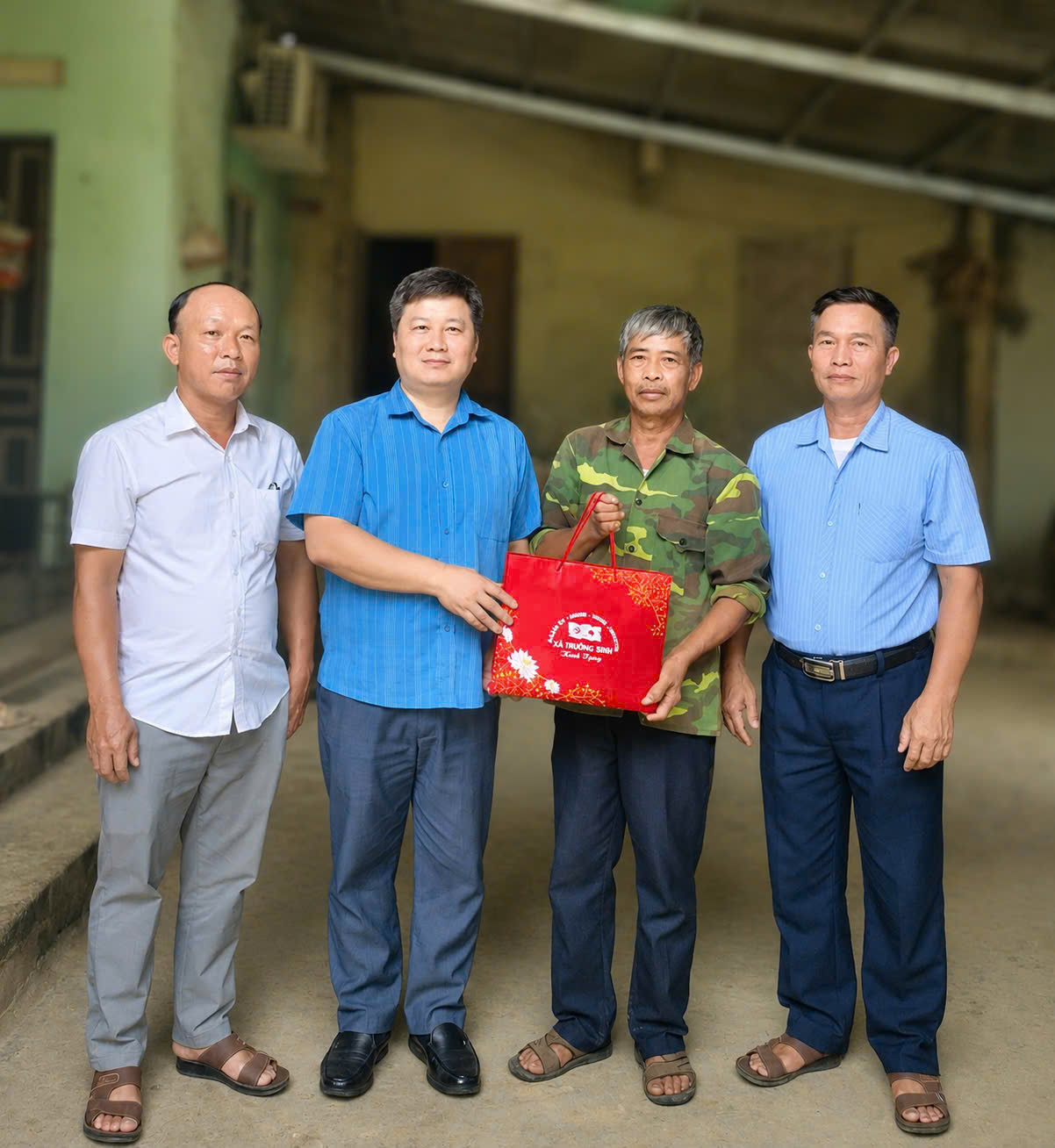 LÃNH ĐẠO XÃ TRƯỜNG SINH THĂM, TẶNG QUÀ NGƯỜI CÓ CÔNG VỚI CÁCH MẠNG, THÂN NHÂN LIỆT SĨ TIÊU BIỂU NHÂN DỊP 79 NĂM NGÀY THƯƠNG BINH - LIỆT SĨ