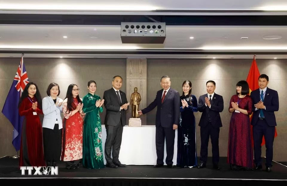 Tổng Bí thư, Chủ tịch nước Tô Lâm gặp gỡ cán bộ, nhân viên Đại sứ quán và cộng đồng người Việt Nam tại New Zealand