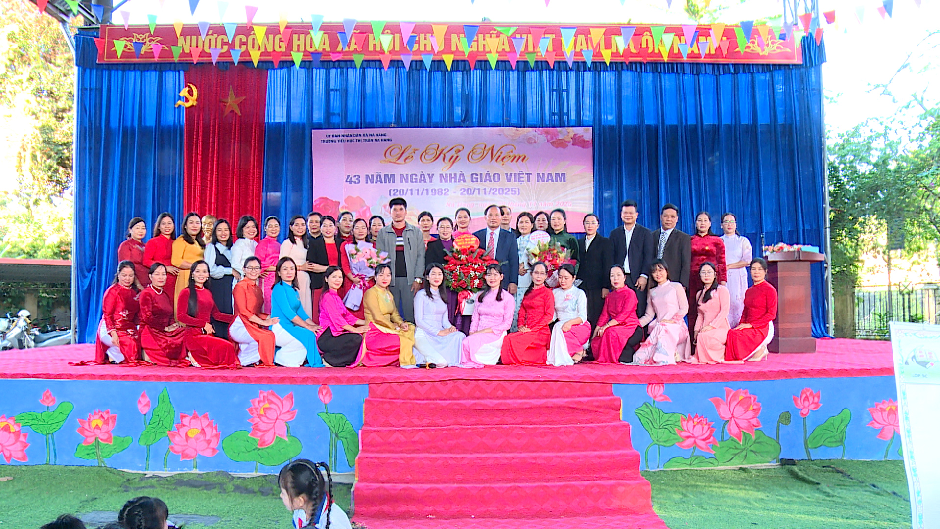 Đồng chí Âu Thế Thái, Bí thư Đảng ủy xã dự lễ Kỷ niệm 43 năm Ngày Nhà giáo Việt Nam tại trường Tiểu Học thị trấn Na Hang