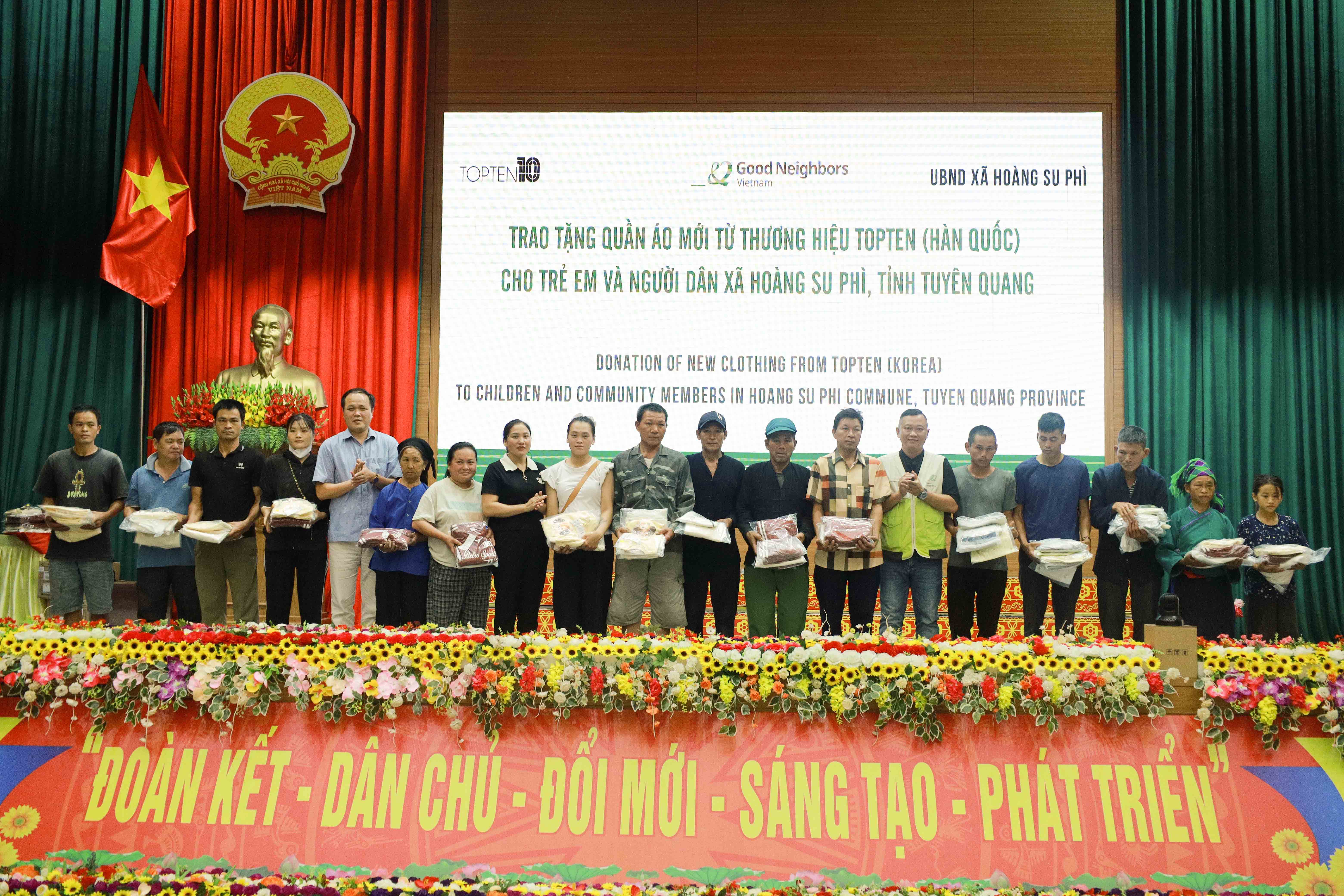 Tổ chức Good Neighbors International (GNI)/Hàn Quốc Trao tặng hơn 540 thùng quần áo mới từ thương hiệu Topten cho hộ nghèo và học sinh xã Hoàng Su Phì