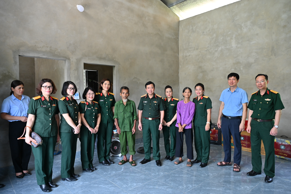 Học viện Kỹ thuật Quân sự bàn giao nhà Đại đoàn kết cho gia đình có hoàn cảnh khó khăn tại xã Hàm Yên