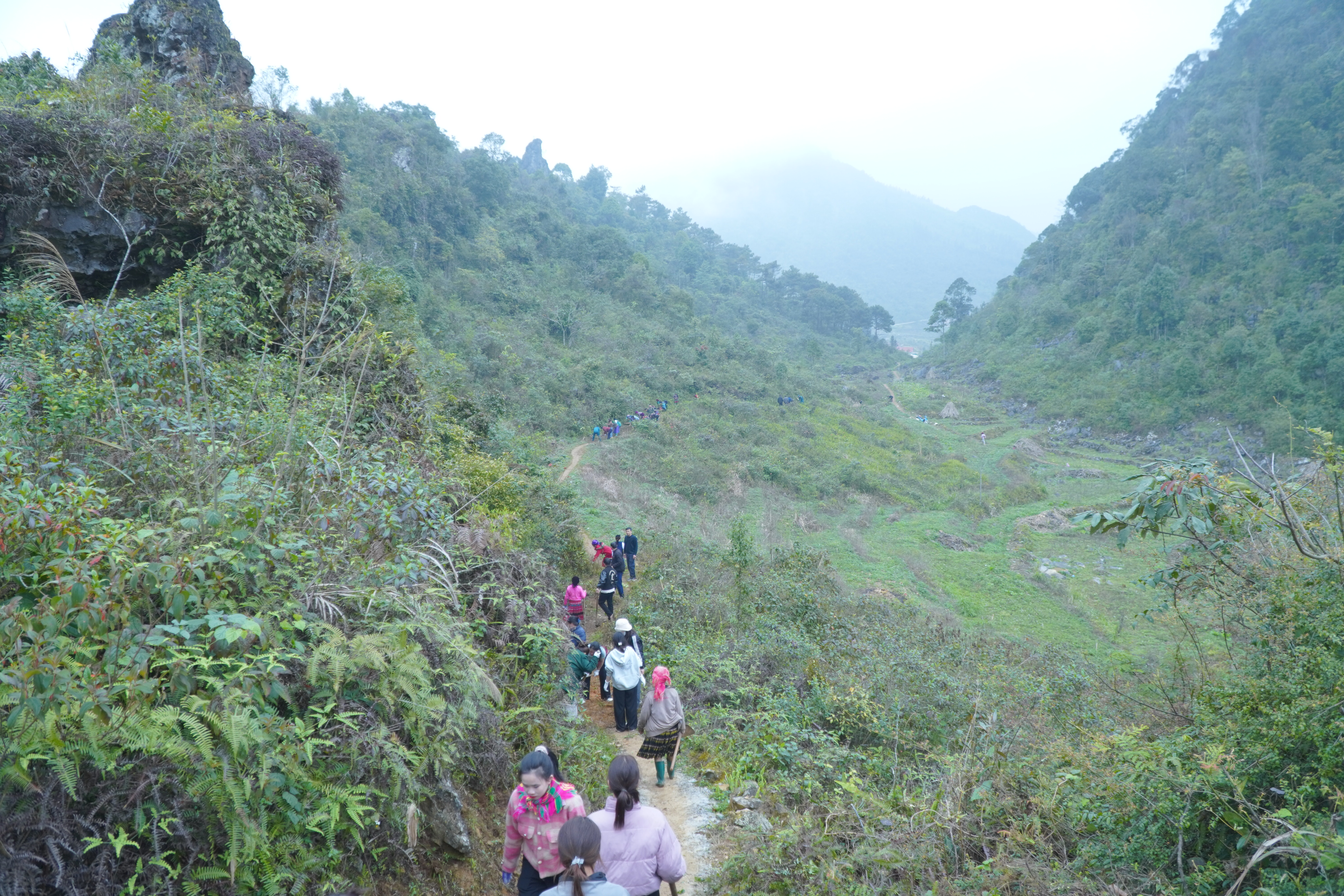 Xã Mèo Vạc ra quân “Ngày thứ bảy tình nguyện” chung tay mở rộng đường nội đồng tại thôn Há Chế