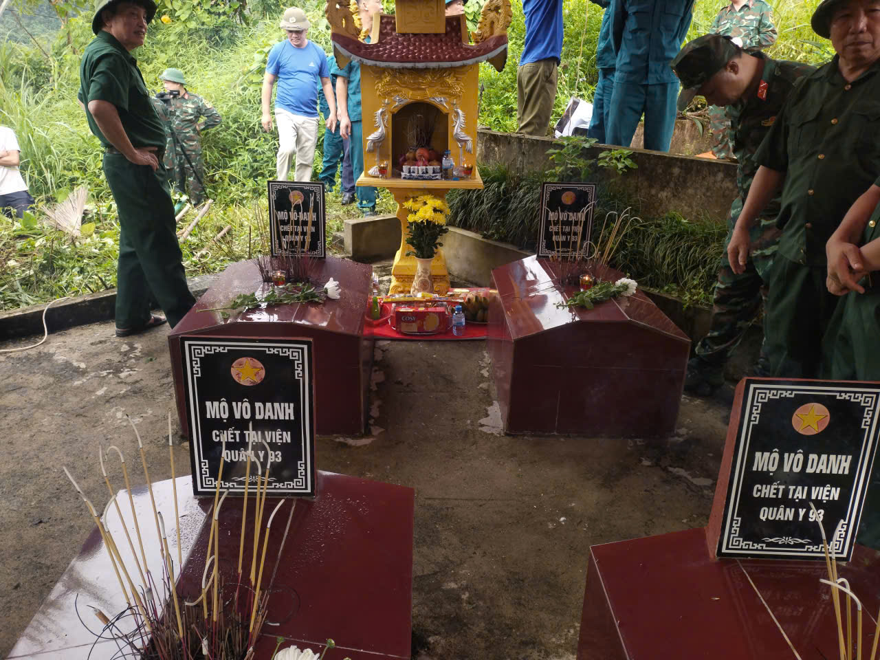 BCĐ khảo s&aacute;t 4 ng&ocirc;i mộ v&ocirc; danh s&aacute;ng 26 6 th 8 4 ng&ocirc;i mộ v&ocirc; danh.jpg