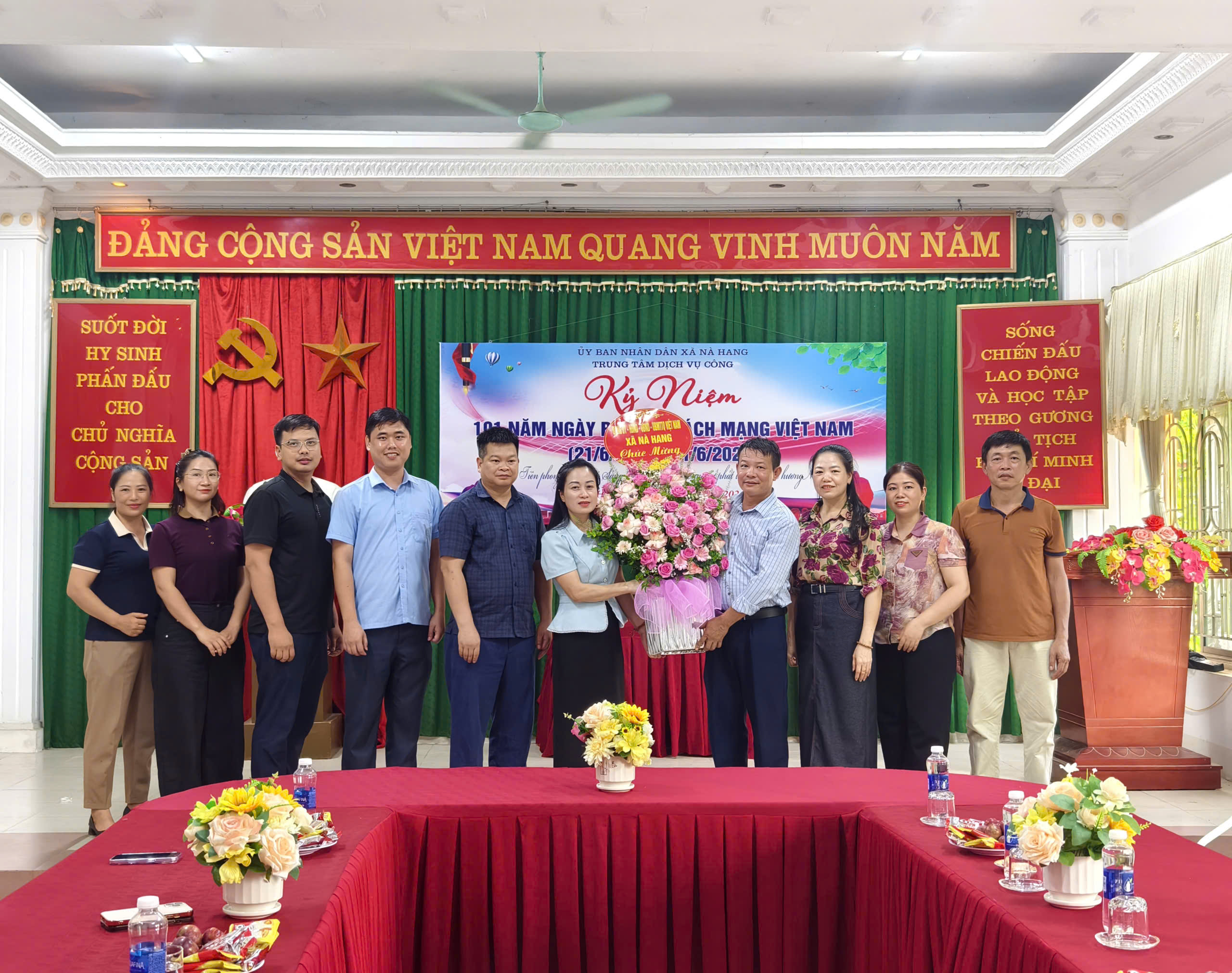 Lãnh đạo xã Nà Hang chúc mừng Trung tâm Dịch vụ công nhân Ngày Báo chí Cách mạng Việt Nam