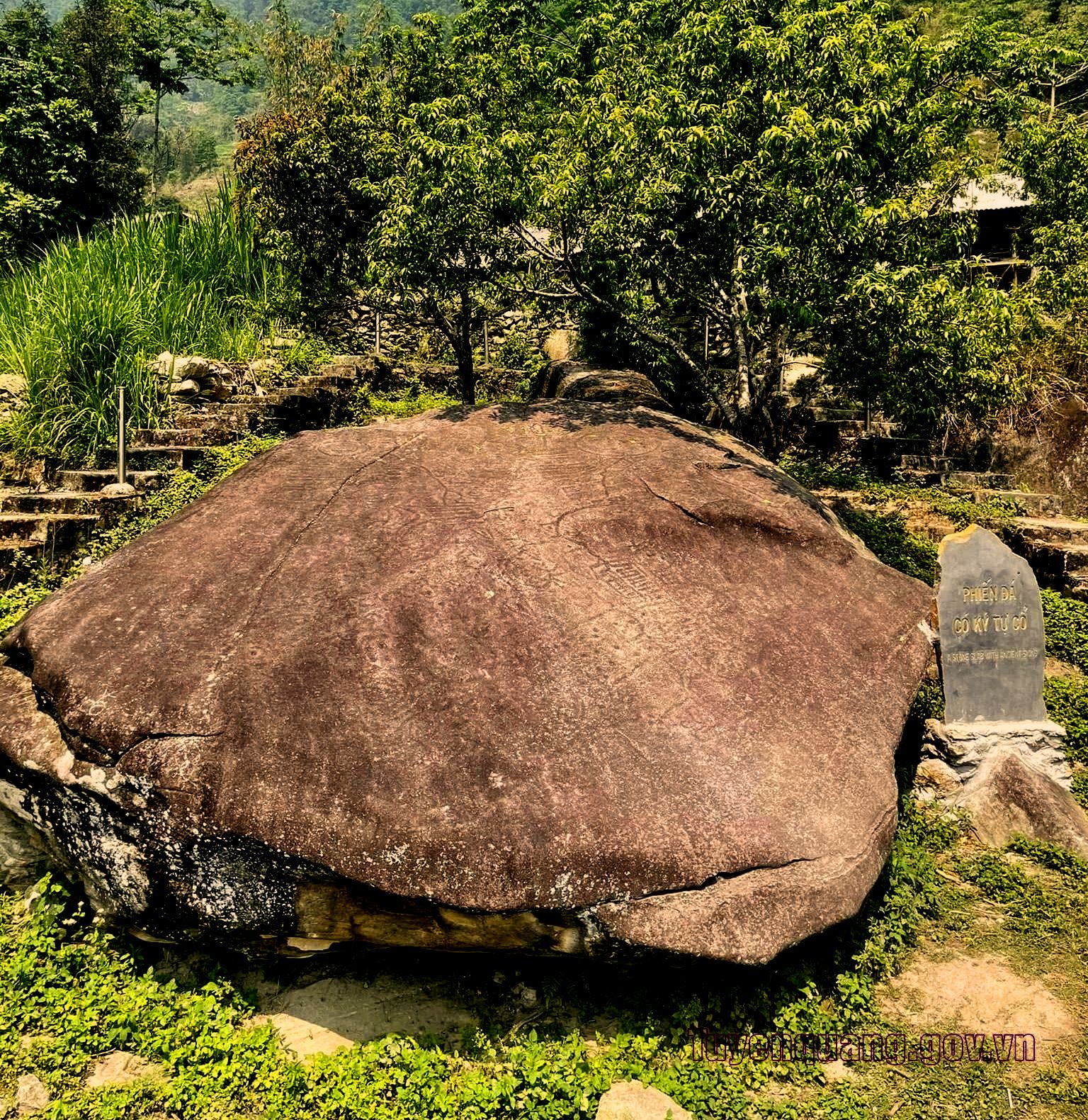 Bãi đá cổ Nấm Dẩn – “Cuốn sử đá” bí ẩn giữa đại ngàn Tuyên Quang