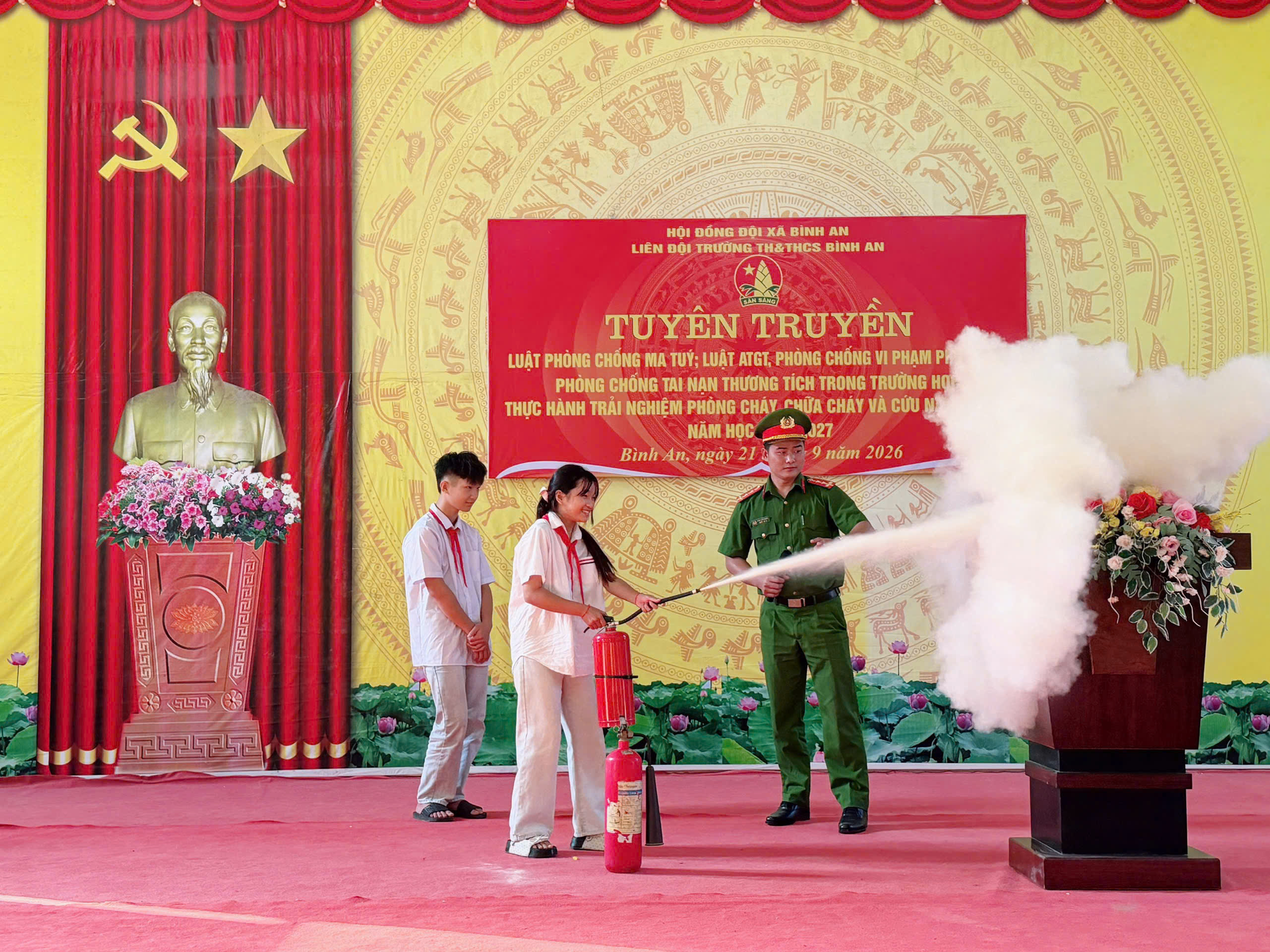 CÔNG AN XÃ BÌNH AN TUYÊN TRUYỀN, HƯỚNG DẪN KỸ NĂNG THAM GIA GIAO THÔNG AN TOÀN CHO HỌC SINH