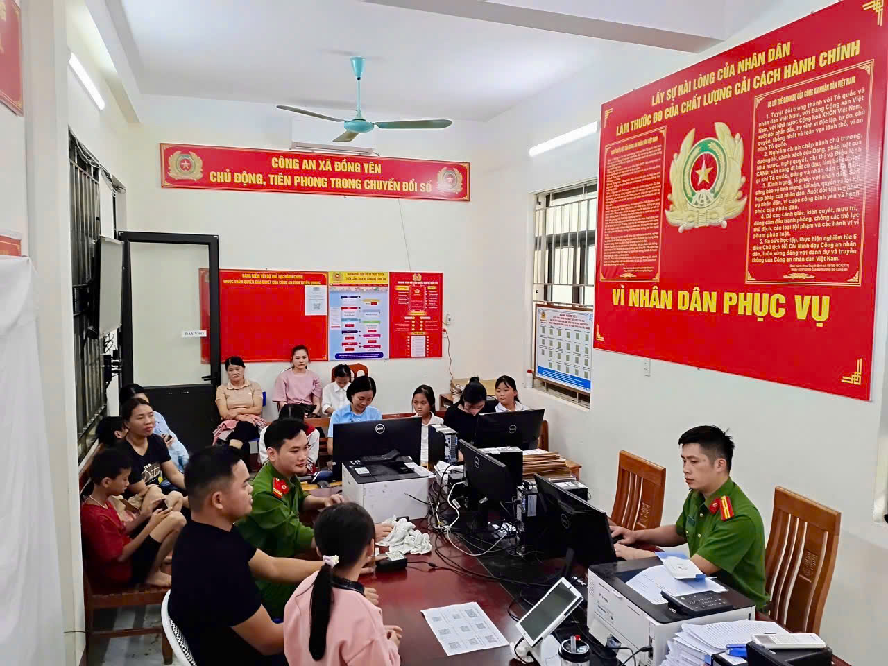 CÔNG AN XÃ ĐỒNG YÊN XUYÊN LỄ HỖ TRỢ NGƯỜI DÂN KÍCH HOẠT TÀI KHOẢN ĐỊNH DANH ĐIỆN TỬ MỨC 2 