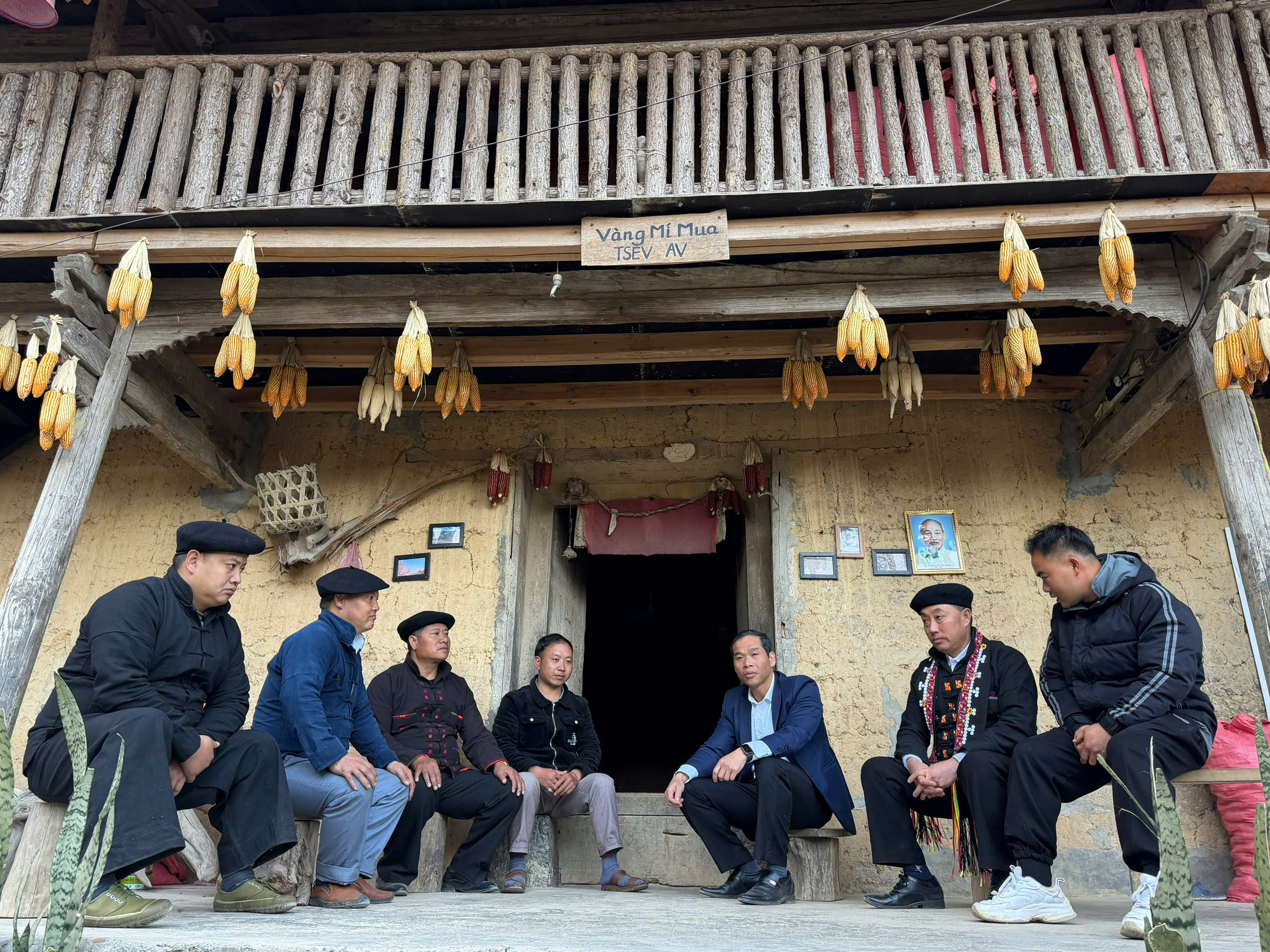 Đại &uacute;y Lầu M&iacute; Th&agrave; c&ugrave;ng c&aacute;n bộ x&atilde; Lũng C&uacute; (tỉnh Tuy&ecirc;n Quang) tr&ograve; chuyện, vận động người d&acirc;n th&ocirc;n M&aacute; Sồ b&ecirc;n bếp lửa gia đ&igrave;nh &ocirc;ng Mua M&iacute; Phứ.
