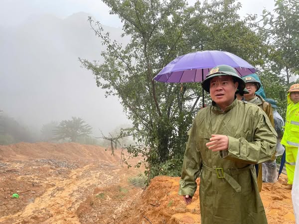ĐỘI MƯA, ĐÀO ĐÁ, NỖ LỰC TÌM KIẾM CÁC NẠN NHÂN TRONG VỤ SẠT LỞ ĐẤT TẠI XÃ LŨNG CÚ