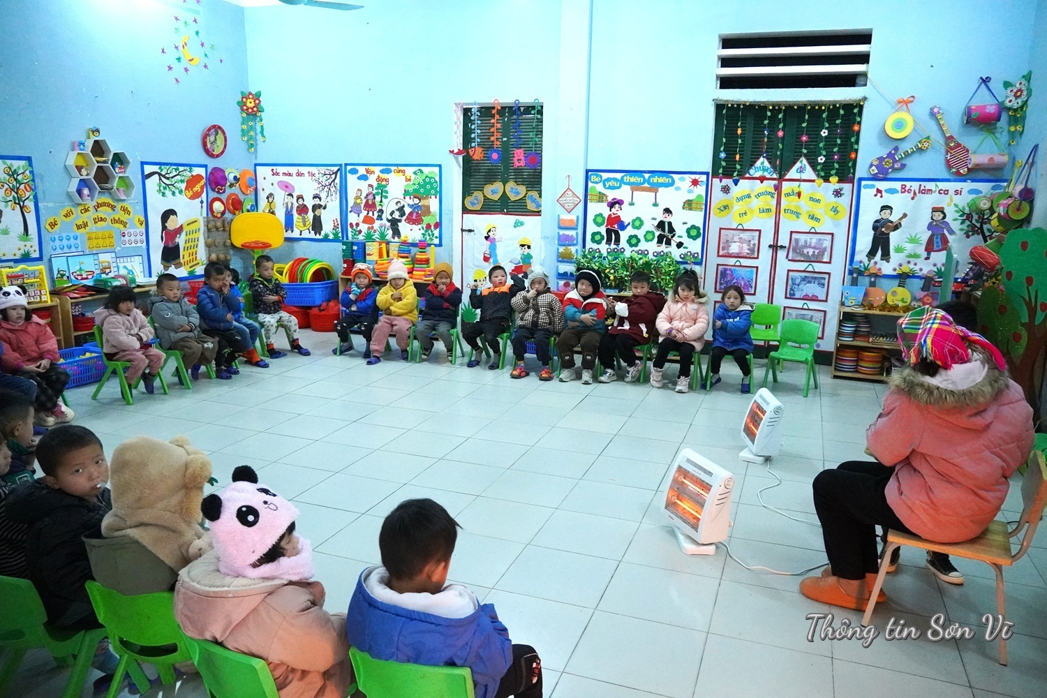 Giữ ấm lớp học, chăm bữa ăn nóng cho học sinh vùng biên những ngày giá rét