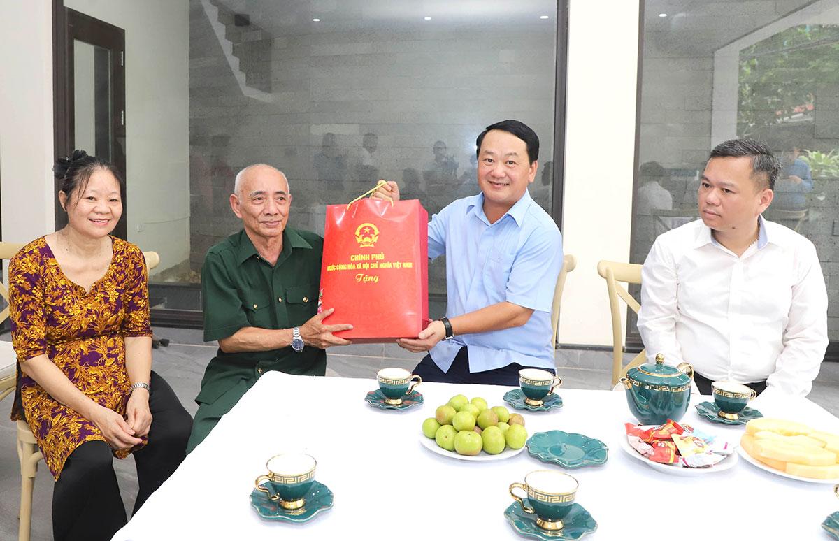 Bí thư Tỉnh ủy Hầu A Lềnh thăm, tặng quà gia đình thương binh tại phường Minh Xuân