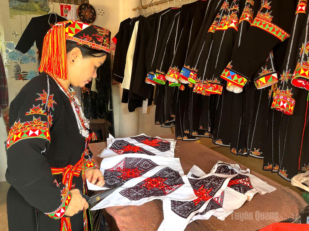 A Dao Artisan Keeps Traditional Costumes Alive Amid Fading Traditions