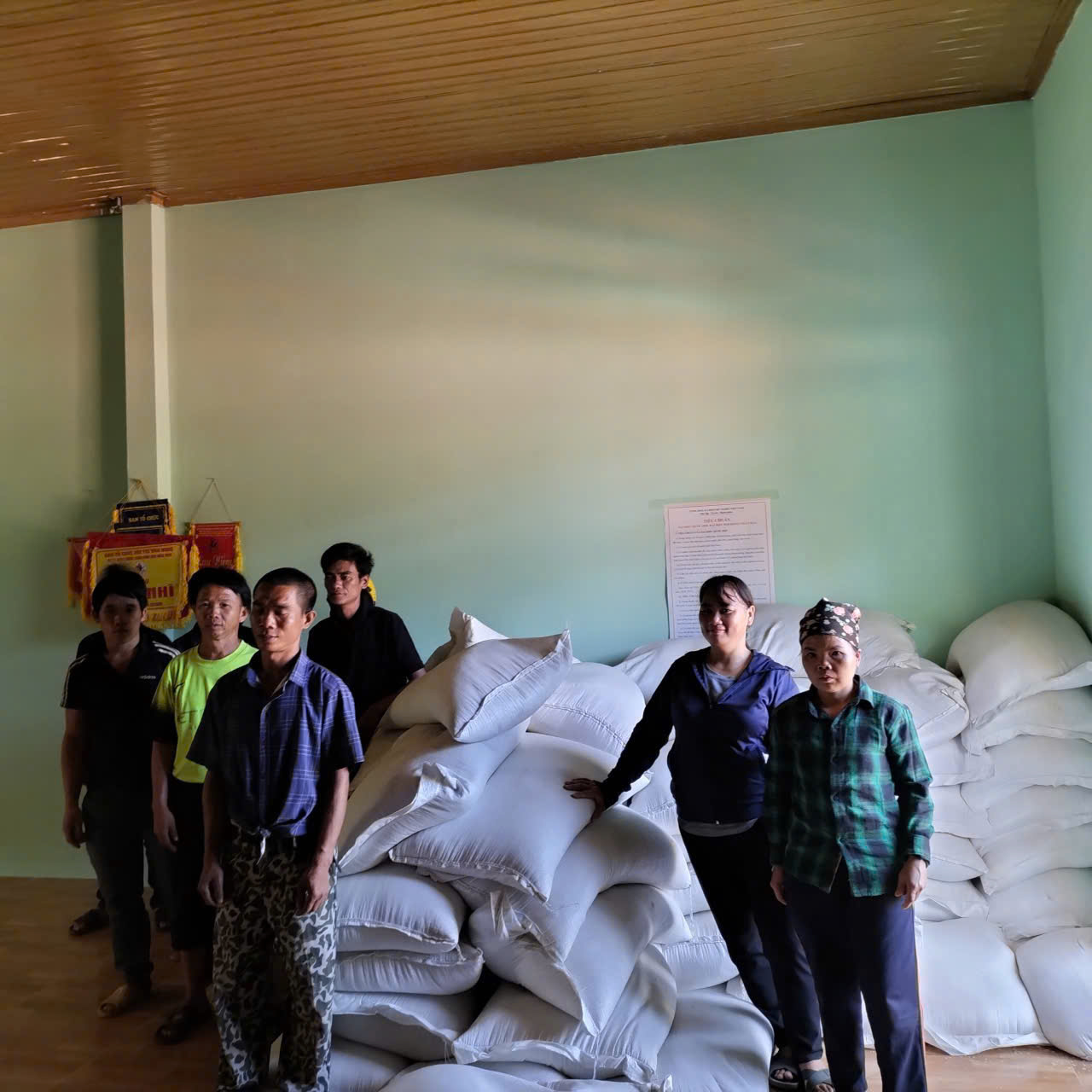 CẤP PHÁT GẠO DỰ TRỮ QUỐC GIA CHO NGƯỜI DÂN XÃ BẠCH NGỌC