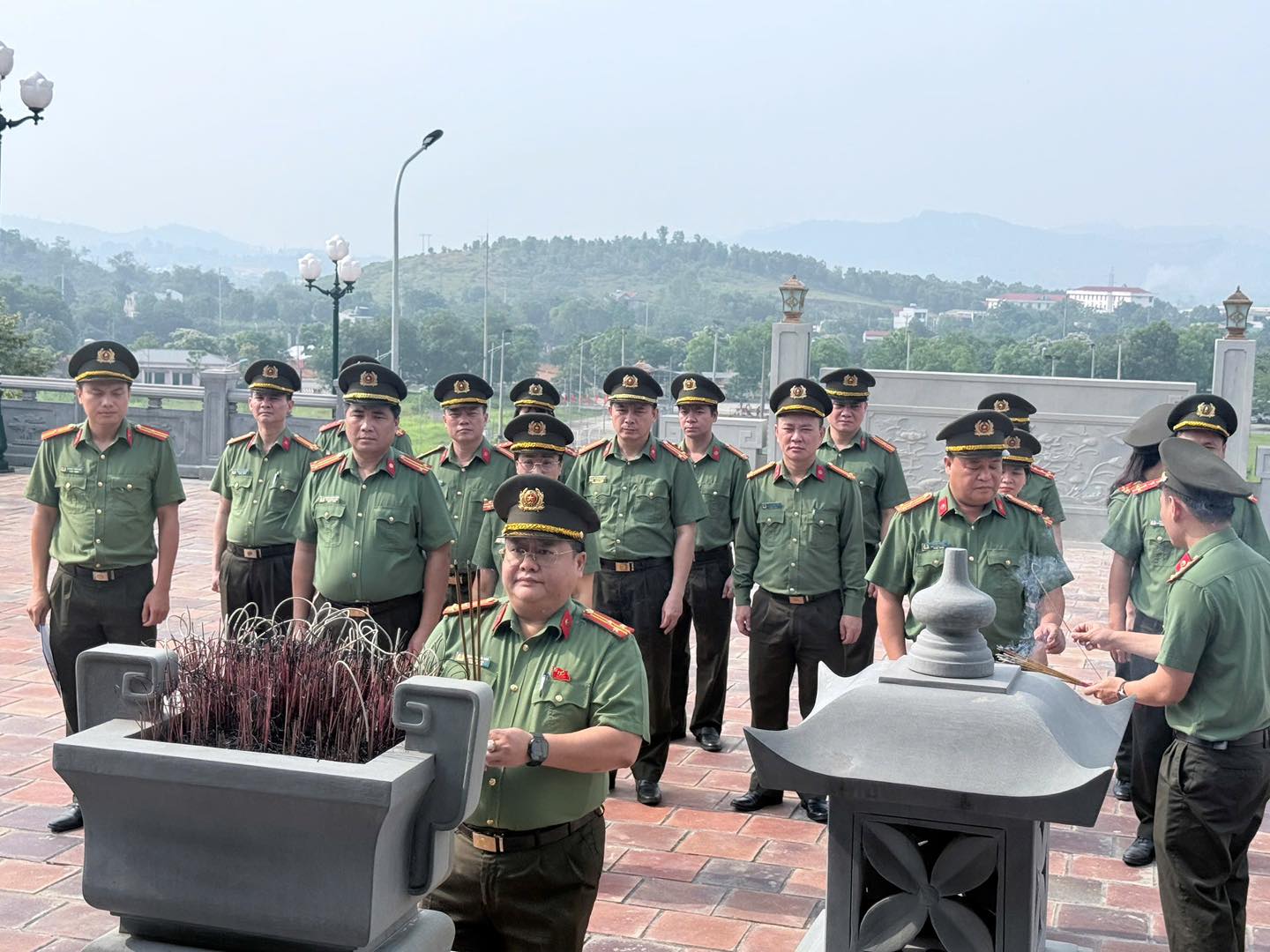 PHÒNG HỒ SƠ NGHIỆP VỤ CÔNG AN TỈNH DÂNG HƯƠNG TẠI NHÀ TƯỞNG NIỆM CHỦ TỊCH HỒ CHÍ MINH