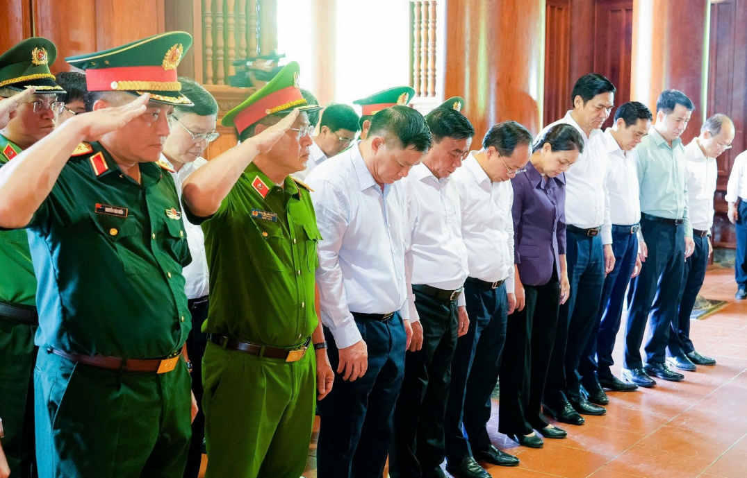 THƯỜNG TRỰC BAN BÍ THƯ DÂNG HƯƠNG TẠI KHU DI TÍCH QUỐC GIA ĐẶC BIỆT KIM LIÊN, KHU DI TÍCH NGÃ BA ĐỒNG LỘC; THĂM, TẶNG QUÀ TẠI TRUNG TÂM ĐIỀU DƯỠNG THƯƠNG BINH NGHỆ AN