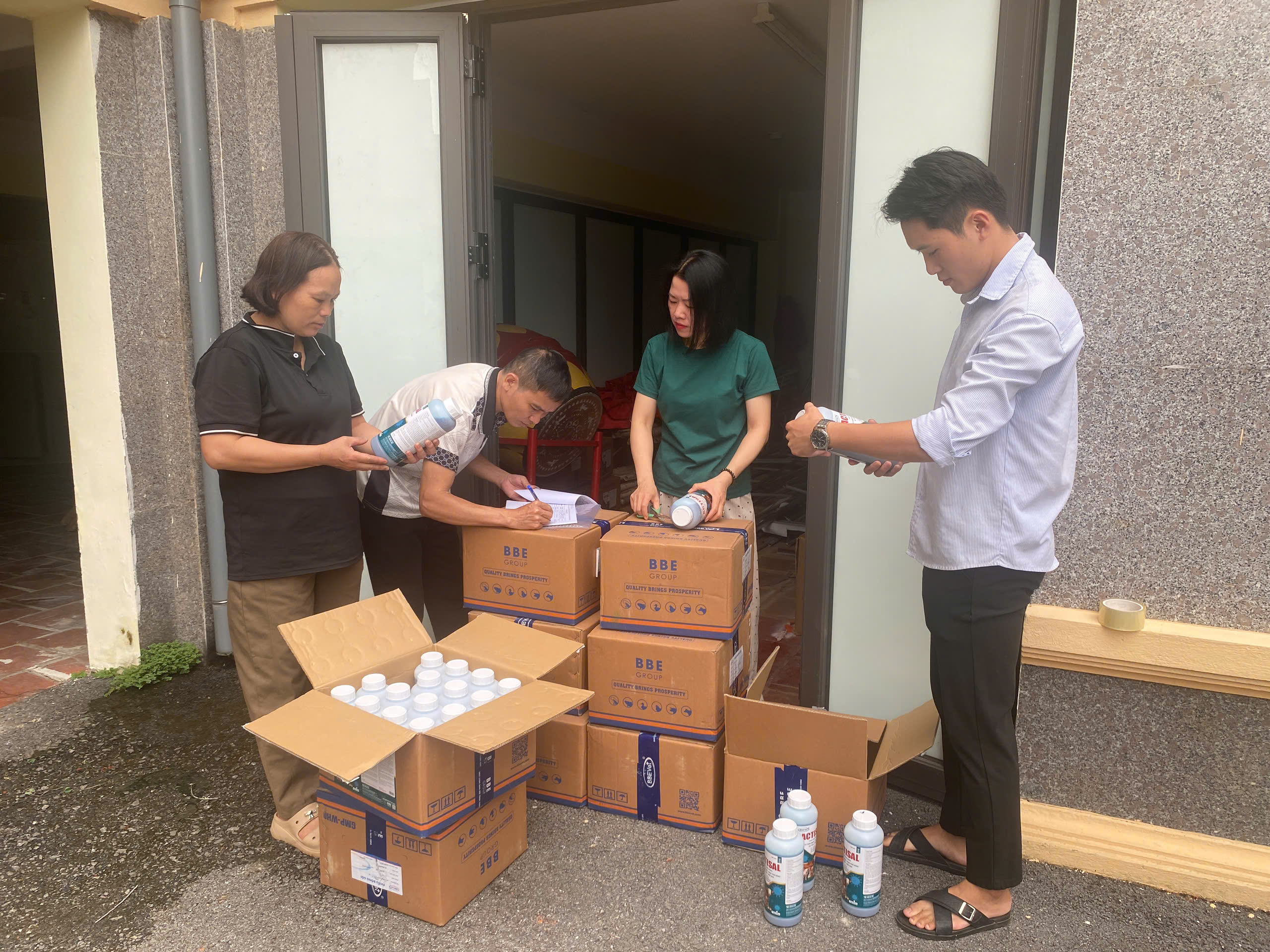 TRUNG TÂM DỊCH VỤ CÔNG PHƯỜNG HÀ GIANG 1 CẤP PHÁT 200 LÍT HÓA CHẤT TIÊU ĐỘC KHỬ TRÙNG ĐỢT 2 NĂM 2026
