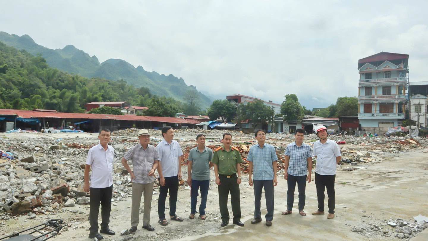 ĐỒNG CHÍ PHẠM VĂN SƠN, CHỦ TỊCH UBND XÃ KIỂM TRA TIẾN ĐỘ GIẢI PHÓNG MẶT BẰNG, CHUẨN BỊ KHỞI CÔNG XÂY DỰNG CHỢ TRUNG TÂM XÃ YÊN MINH (GIAI ĐOẠN I)