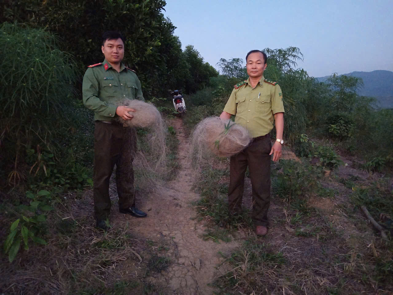 CÔNG AN XÃ TÂN TRÀO THU GIỮ DỤNG CỤ SĂN BẮT CHIM HOANG DÃ TRÁI PHÉP