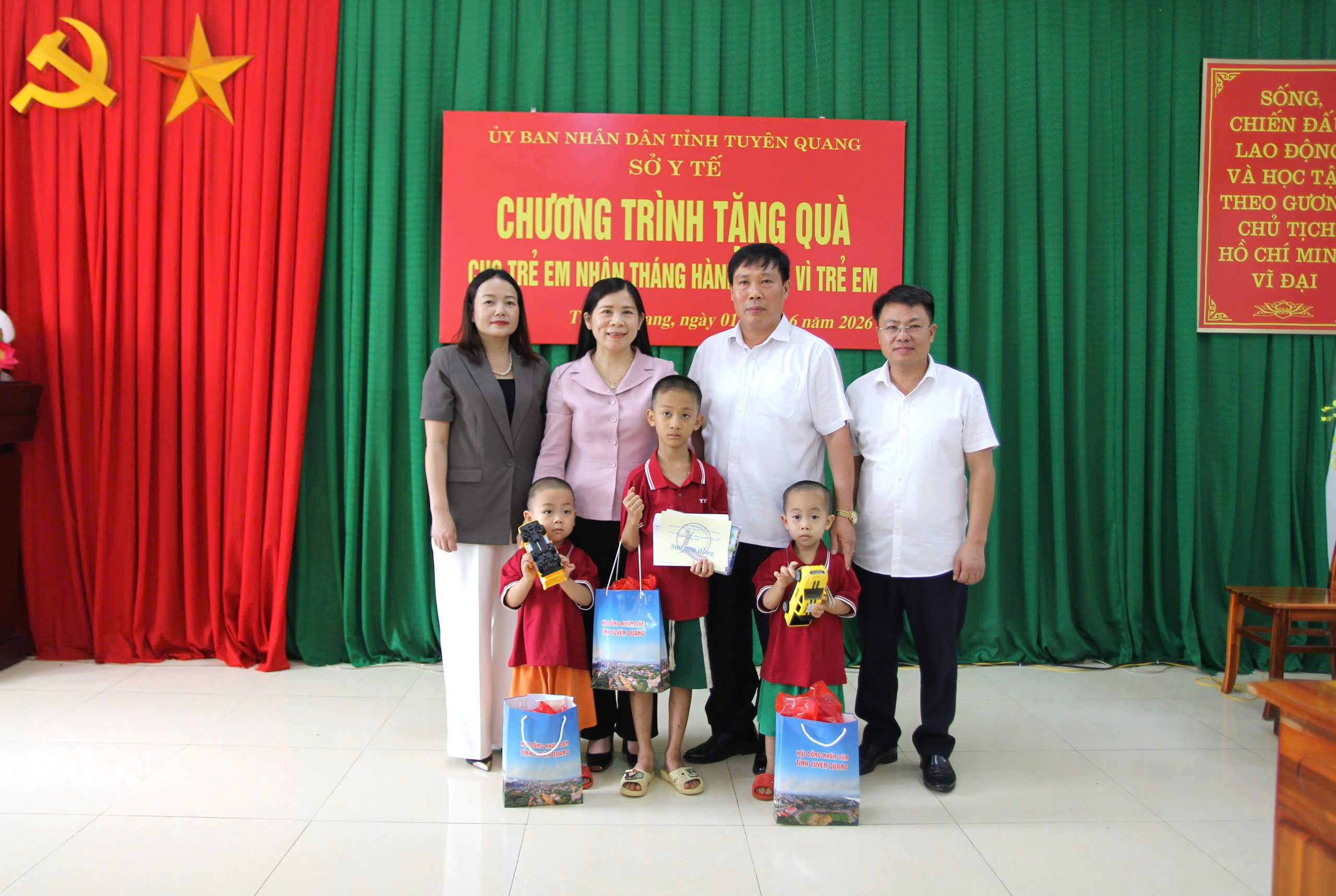 LÃNH ĐẠO TỈNH THĂM - TẶNG QUÀ TRẺ EM ĐANG ĐƯỢC NUÔI DƯỠNG TẠI TRUNG TÂM NHÂN NGÀY QUỐC TẾ THIẾU NHI 01/6/2026