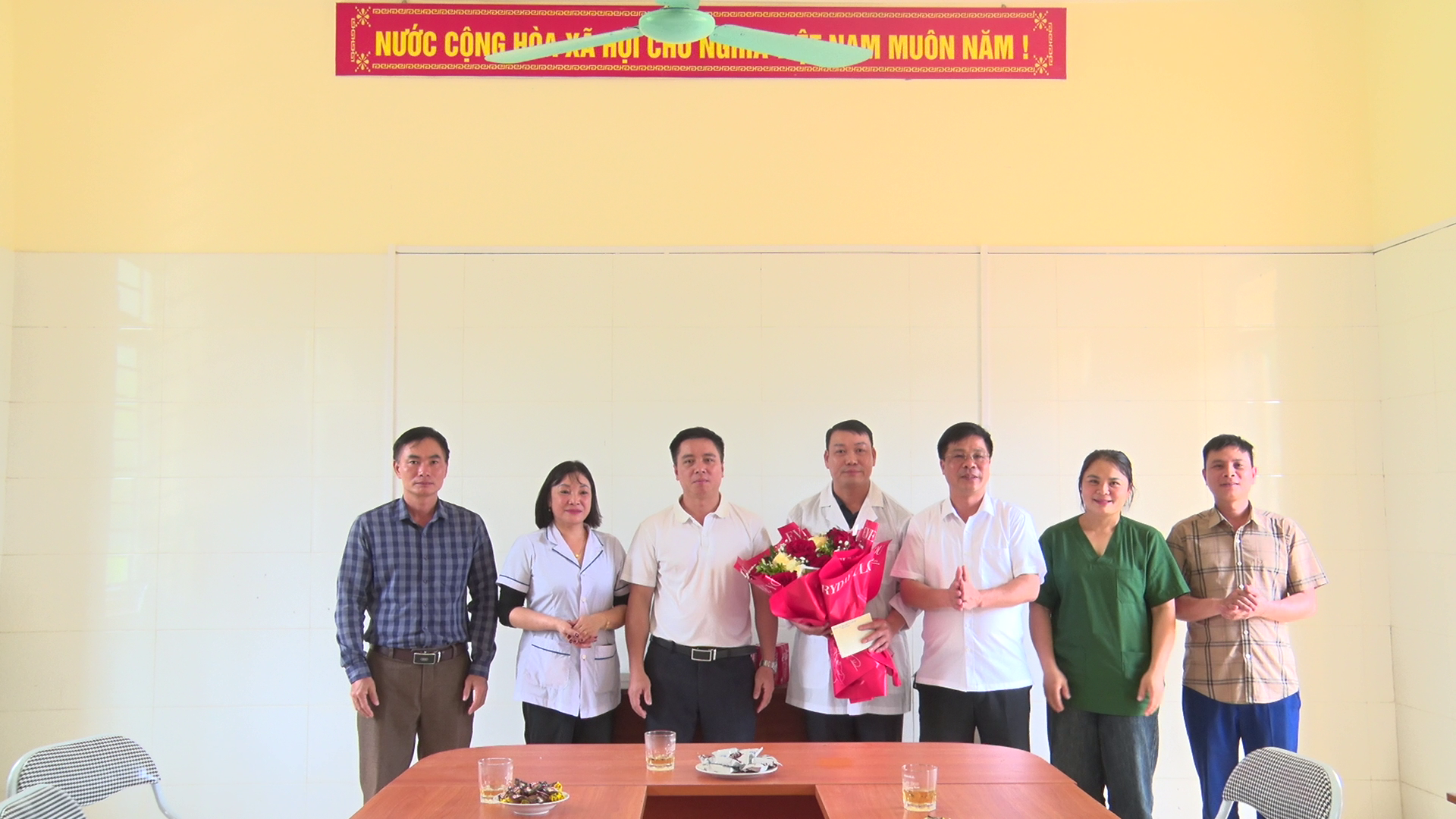 CÁC ĐỒNG CHÍ LÃNH ĐẠO XÃ KHUÔN LÙNG THĂM, TẶNG QUÀ CÁN BỘ, Y BÁC SĨ NHÂN KỶ NIỆM 71 NĂM NGÀY THẦY THUỐC VIỆT NAM (27/2/1955 – 27/2/2026)