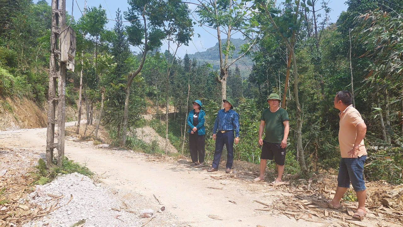 Đồng chí Bí thư Đảng ủy xã Thẩm Hữu Thanh kiểm tra, nắm tình hình và chỉ đạo giải quyết kiến nghị tại thôn Thanh Long