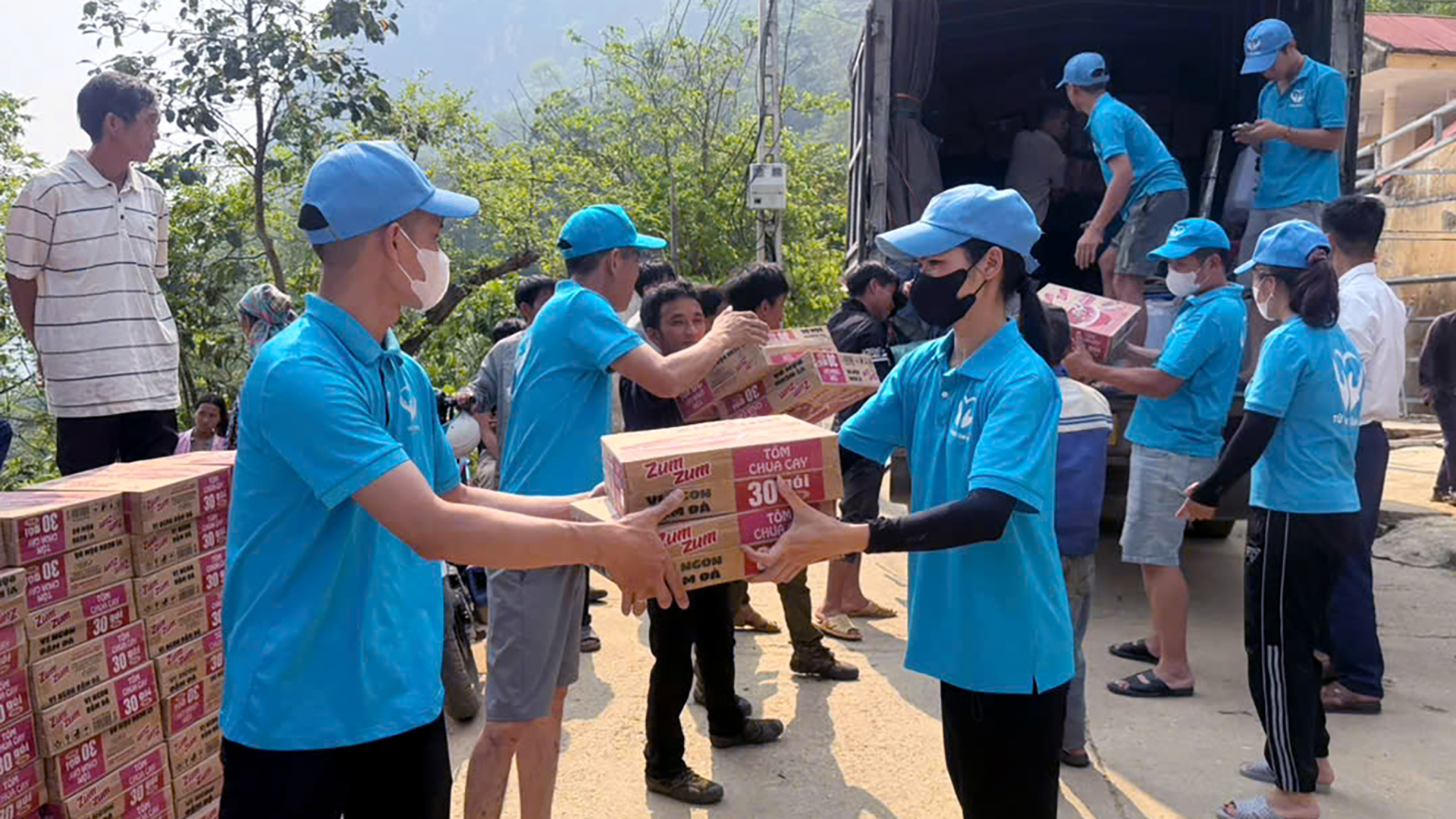 thiện nguyện T&acirc;m an tặng qu&agrave; (2).jpg