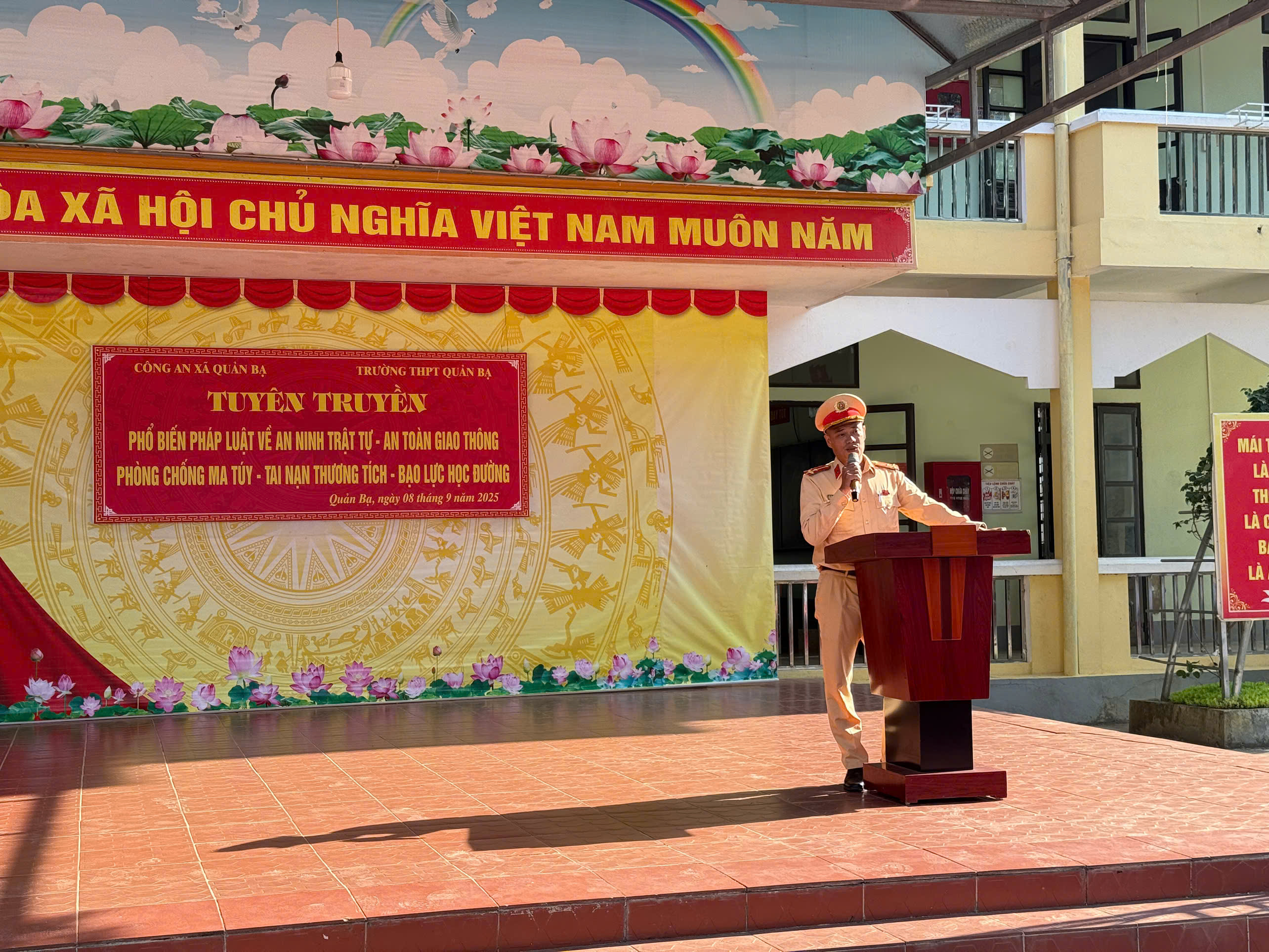 Công an xã Quản Bạ, tỉnh Tuyên Quang tổ chức tuyên truyền phổ biến pháp luật đối với các cơ sở giáo dục ngay những ngày đầu năm học mới