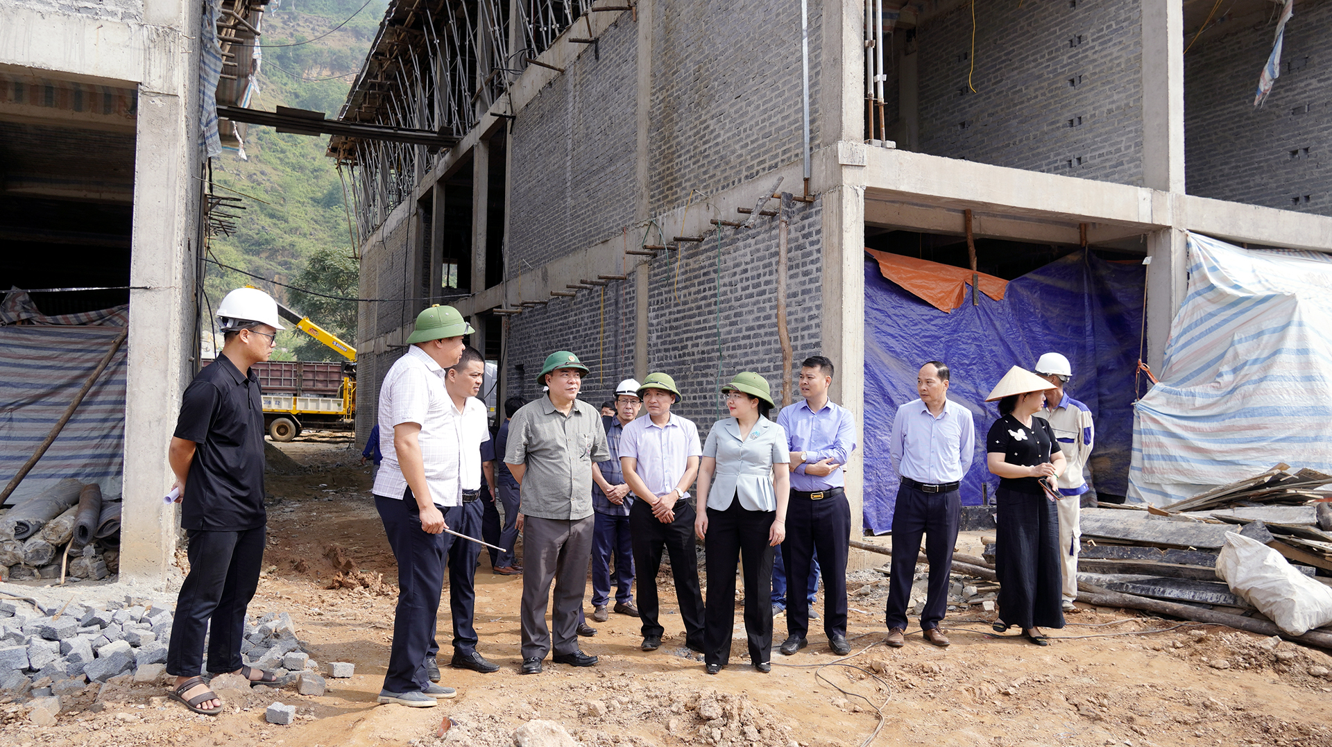 PCT UBND tỉnh Ho&agrave;ng Gia Long l&agrave;m việc (7).jpg