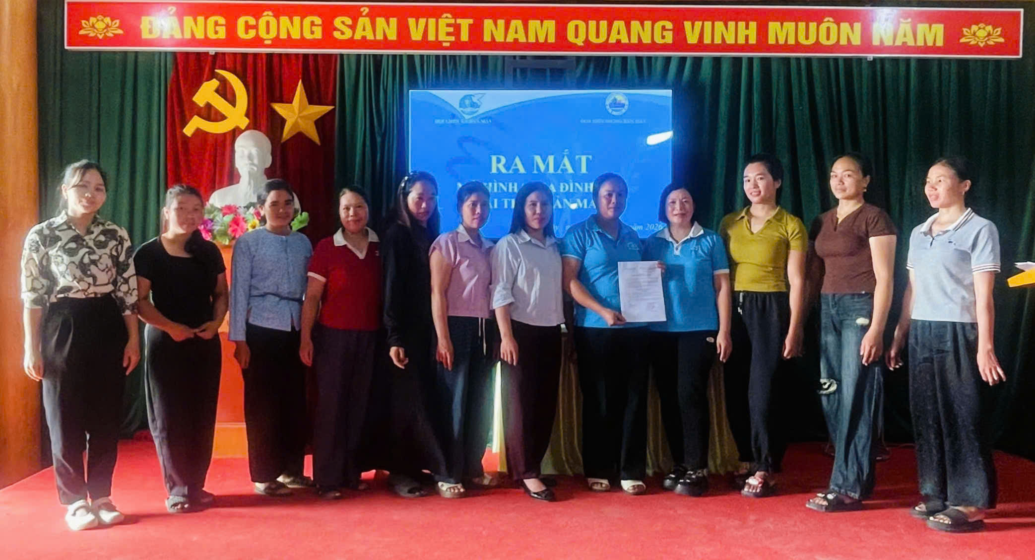 RA MẮT MÔ HÌNH "GIA ĐÌNH SỐ" TẠI THÔN BẢN MÁY