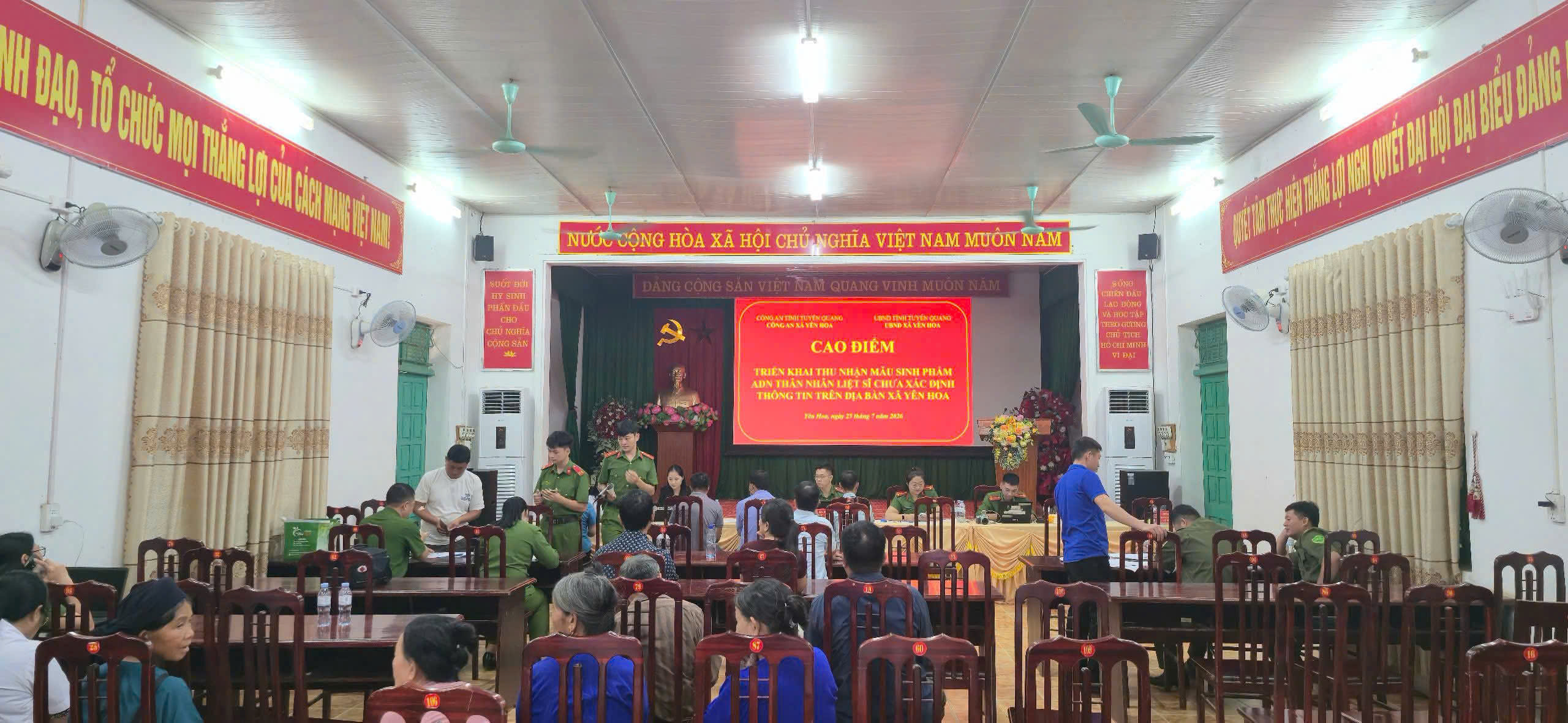 CÔNG AN XÃ CÔN LÔN HỖ TRỢ THÂN NHÂN LIỆT SĨ THU NHẬN MẪU ADN