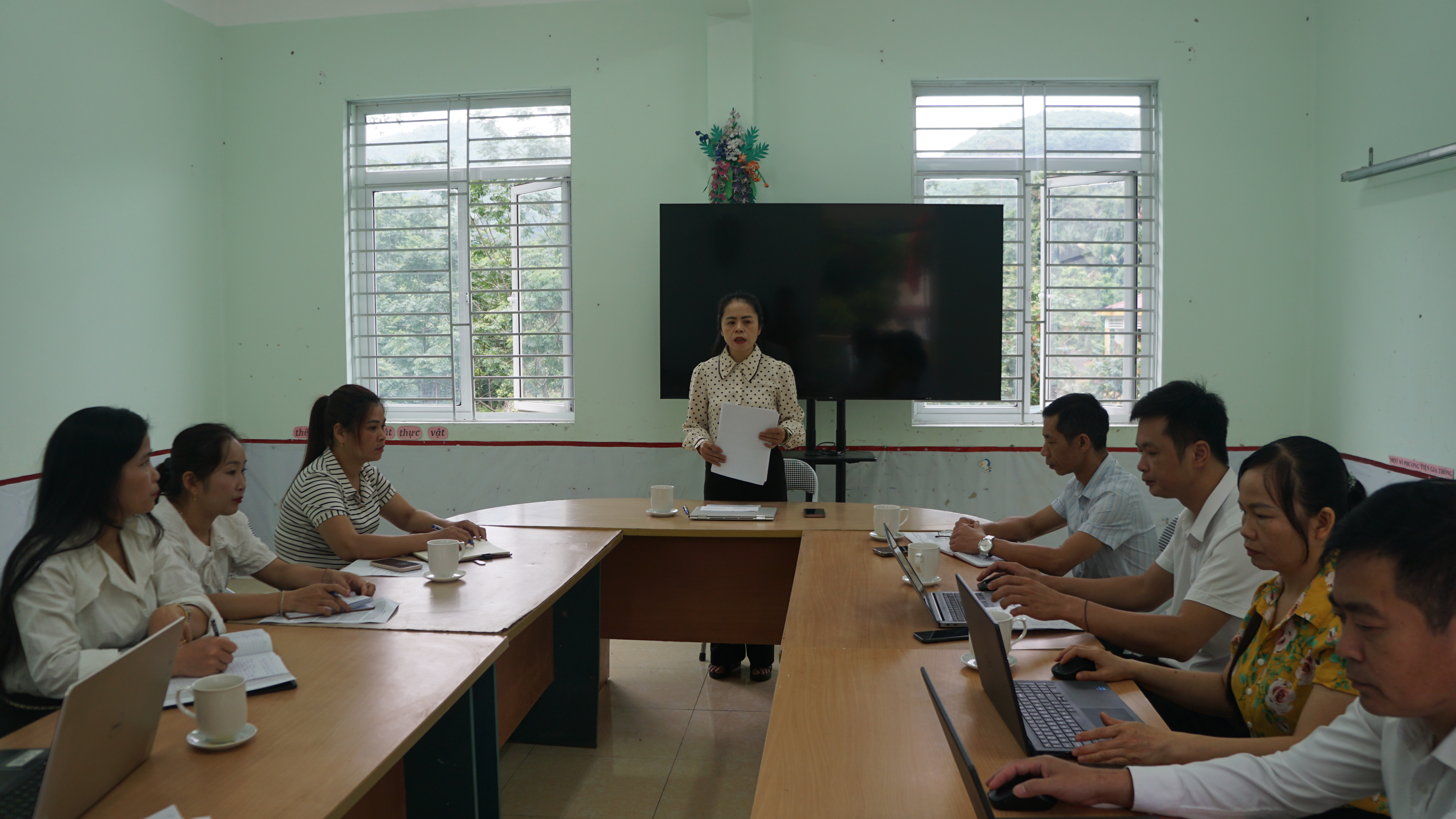 Đoàn giám sát của Ban Thường vụ Đảng ủy xã Xuân Giang đã tổ chức công bố Quyết định giám sát đối với Chi bộ Trường Mầm non Nà Khương