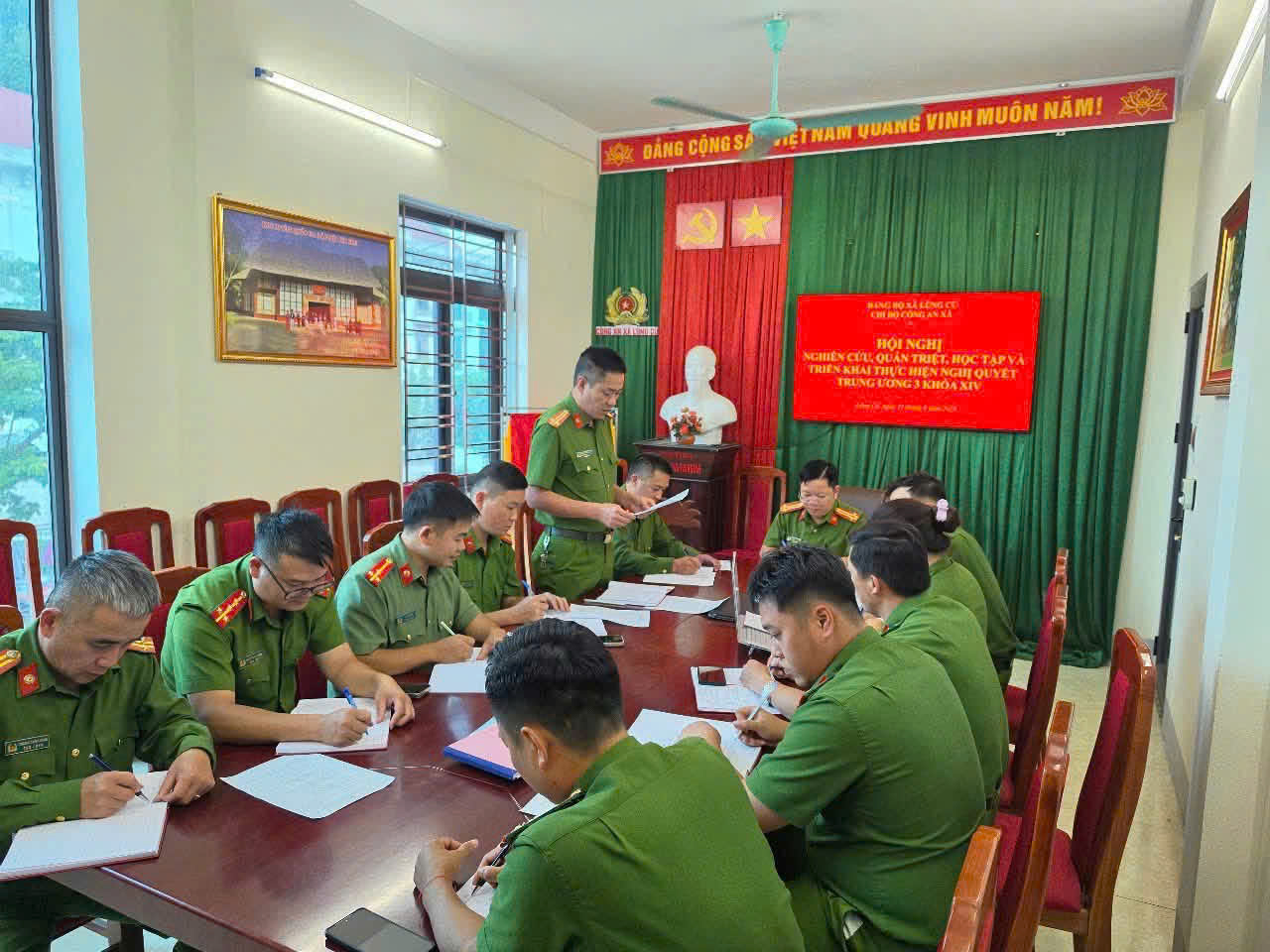 CHI BỘ CÔNG AN XÃ LŨNG CÚ TỔ CHỨC HỘI NGHỊ NGHIÊN CỨU, QUÁN TRIỆT, HỌC TẬP VÀ TRIỂN KHAI THỰC HIỆN NGHỊ QUYẾT TRUNG ƯƠNG 3 KHÓA XIV