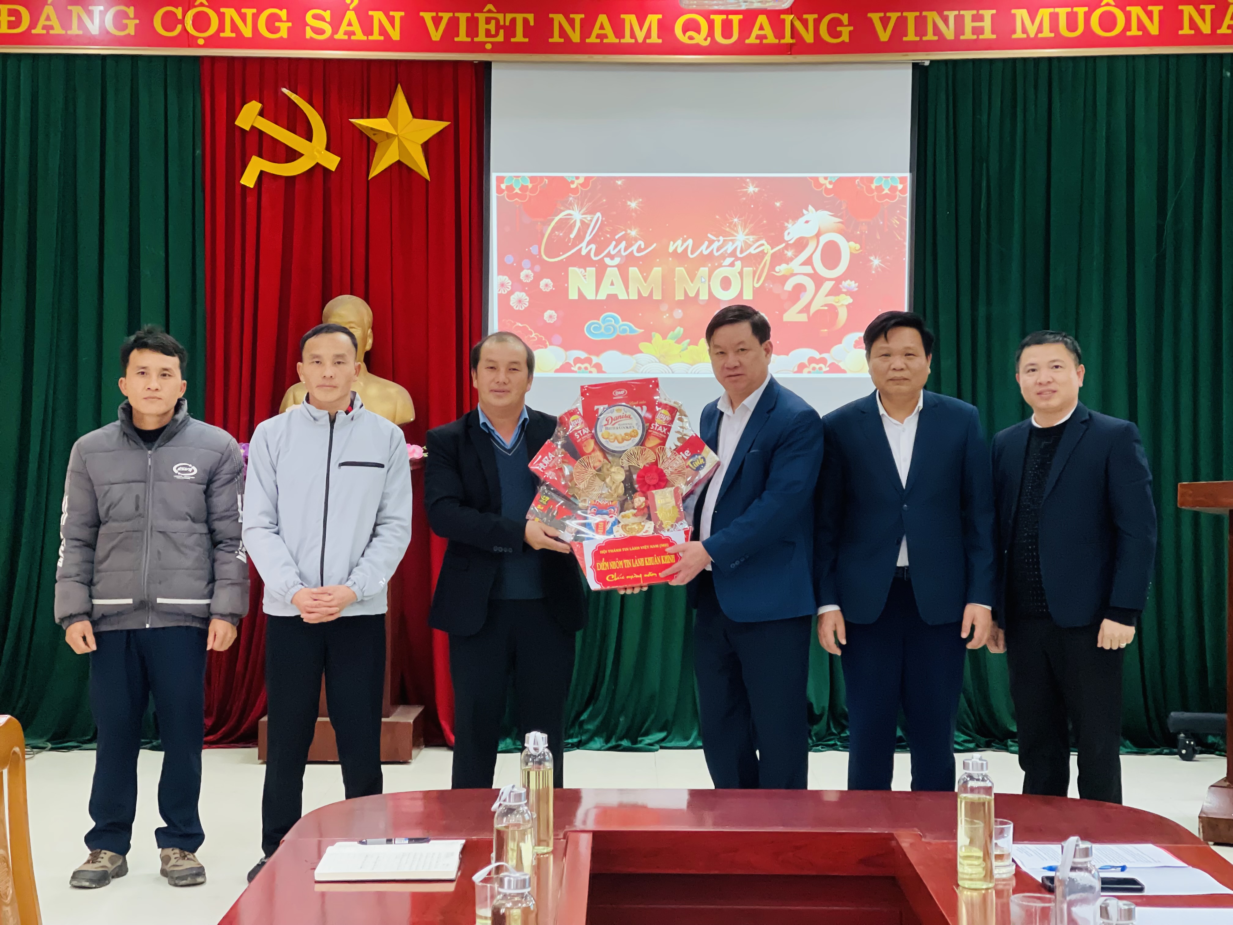 Điểm nhóm Tin lành Khuân Khính chúc mừng năm mới UBND xã Tân Trào