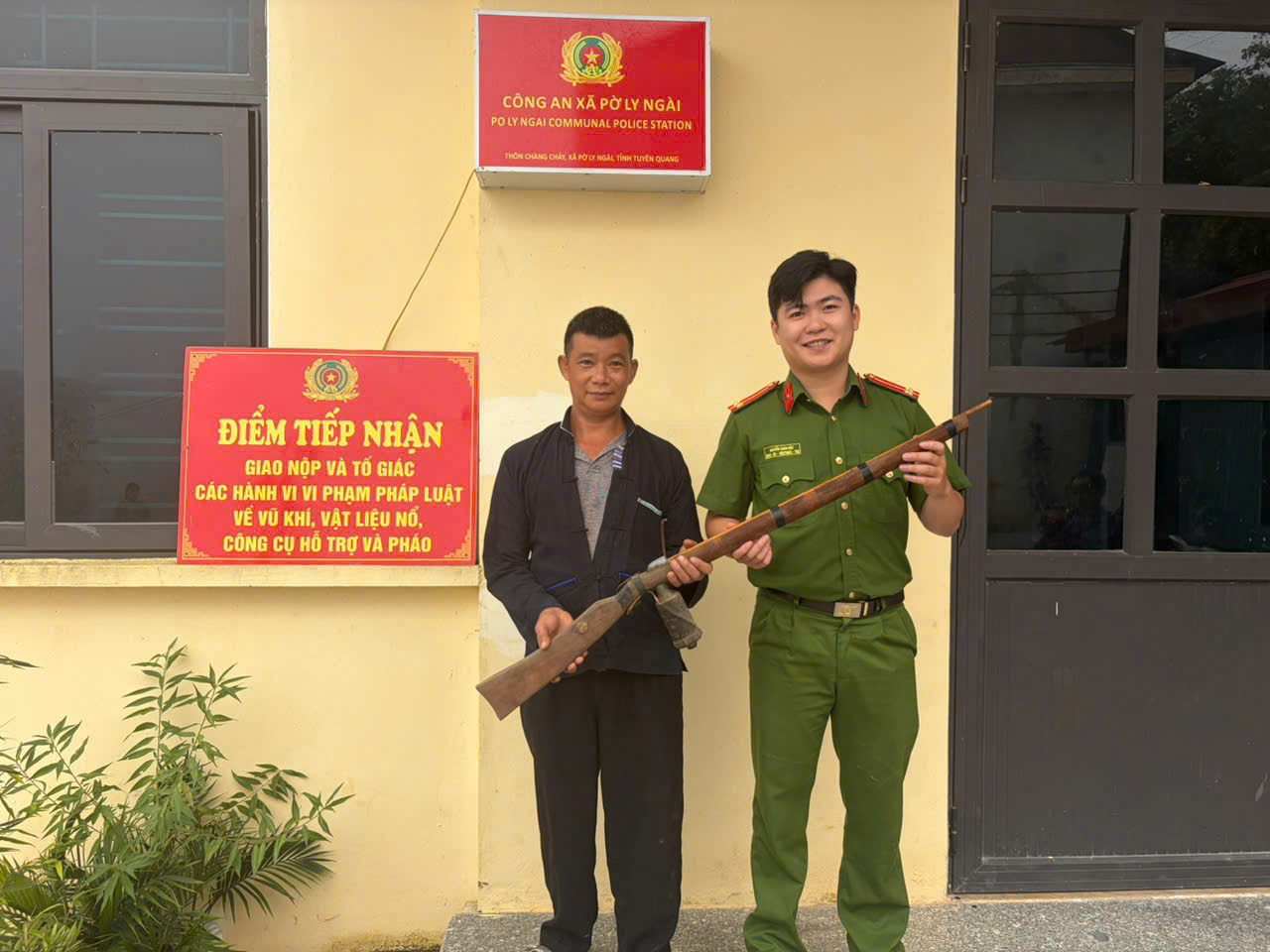 CÔNG AN XÃ PHỐI HỢP CÁC LỰC LƯỢNG TĂNG CƯỜNG VẬN ĐỘNG THU HỒI VŨ KHÍ, VẬT LIỆU NỔ, BẢO ĐẢM AN TOÀN CHO NHÂN DÂN