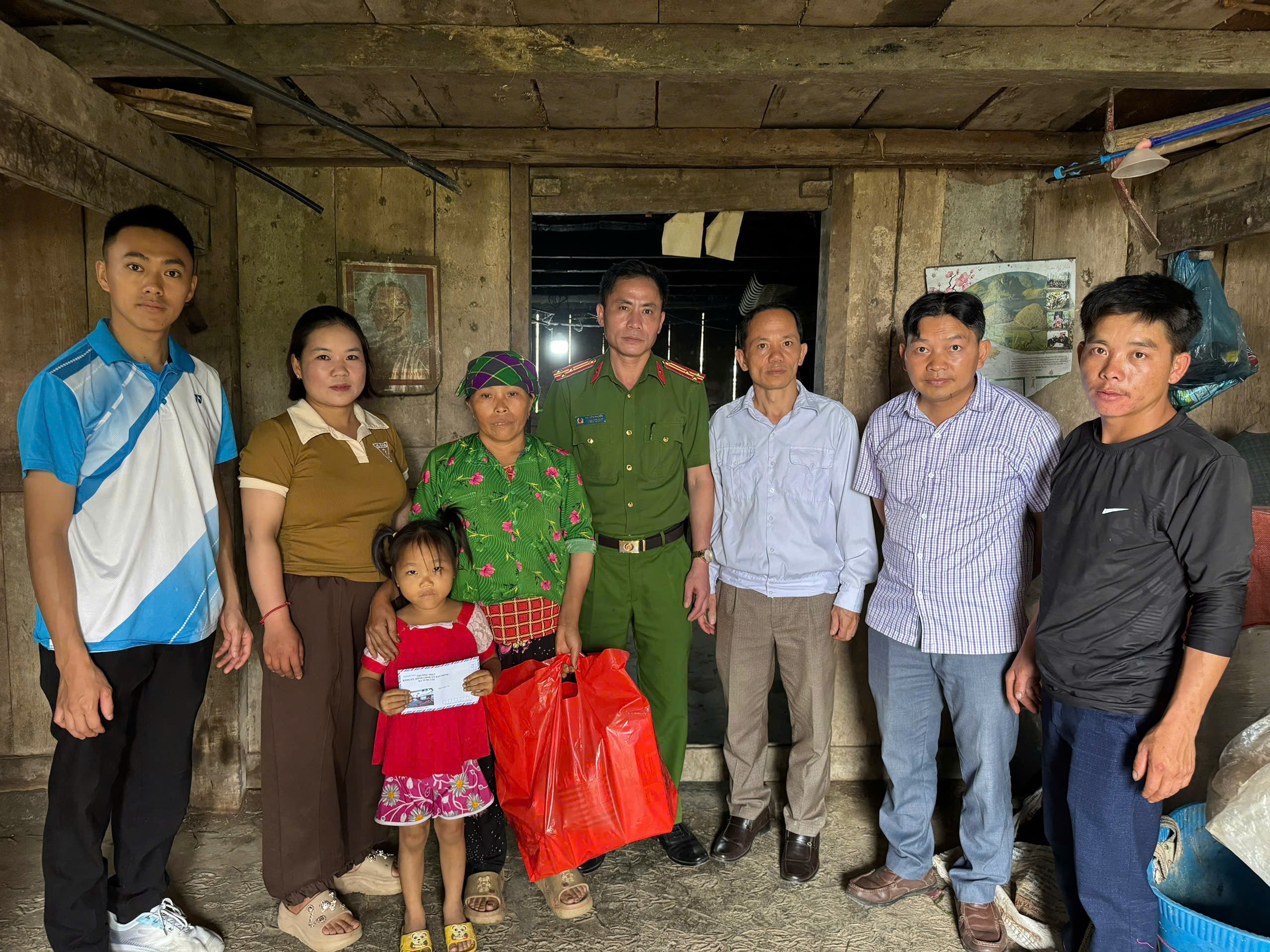 Thượng tá Bùi Văn Khuyến, Trưởng Công an xã thăm, tặng quà trẻ em nhân dịp Tết thiếu nhi 1/6.