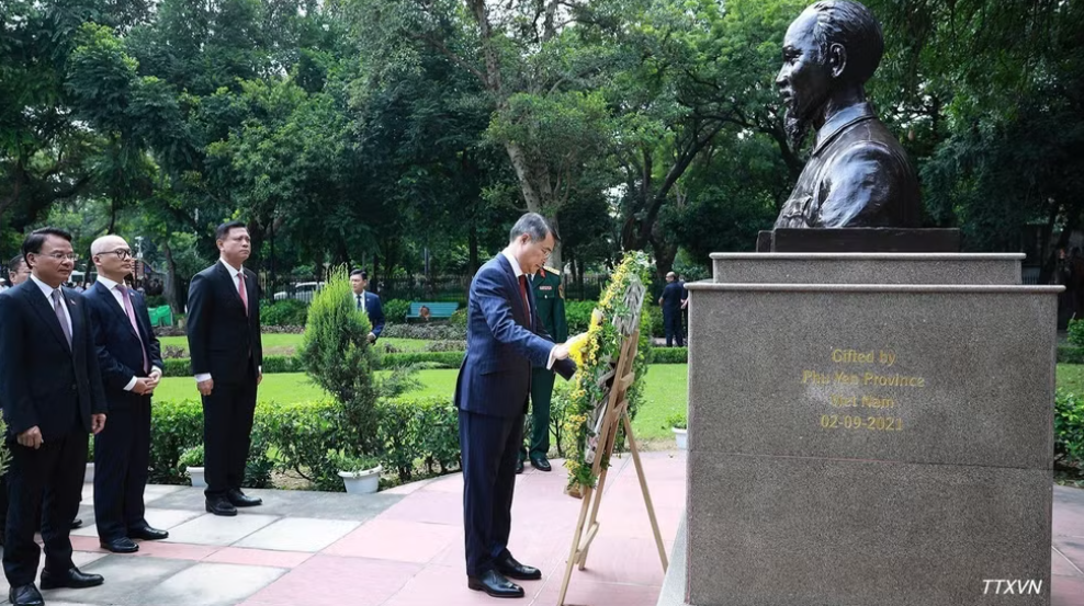 Thủ tướng Lê Minh Hưng dâng hoa tại Tượng Chủ tịch Hồ Chí Minh ở New Delhi