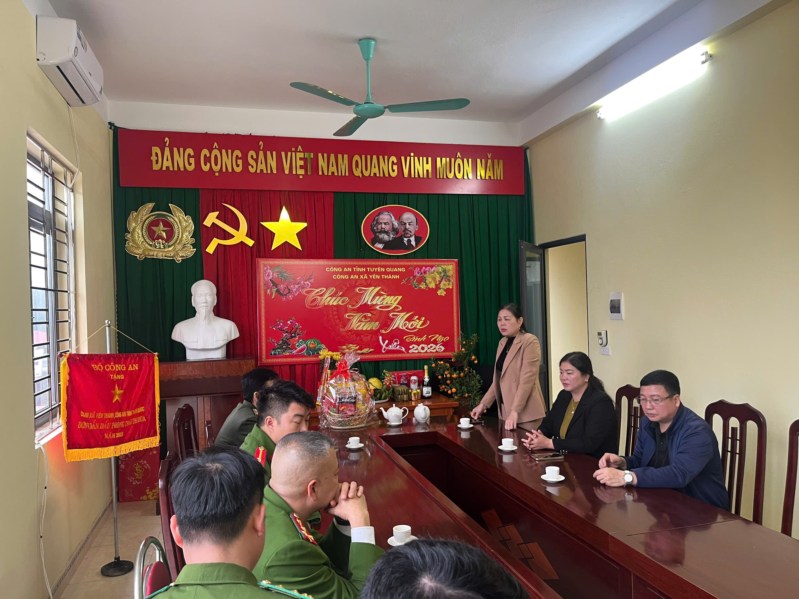 Lãnh đạo Đảng ủy - HĐND - UBND xã Yên Thành thăm, chúc Tết các cơ quan làm nhiệm vụ trực Tết