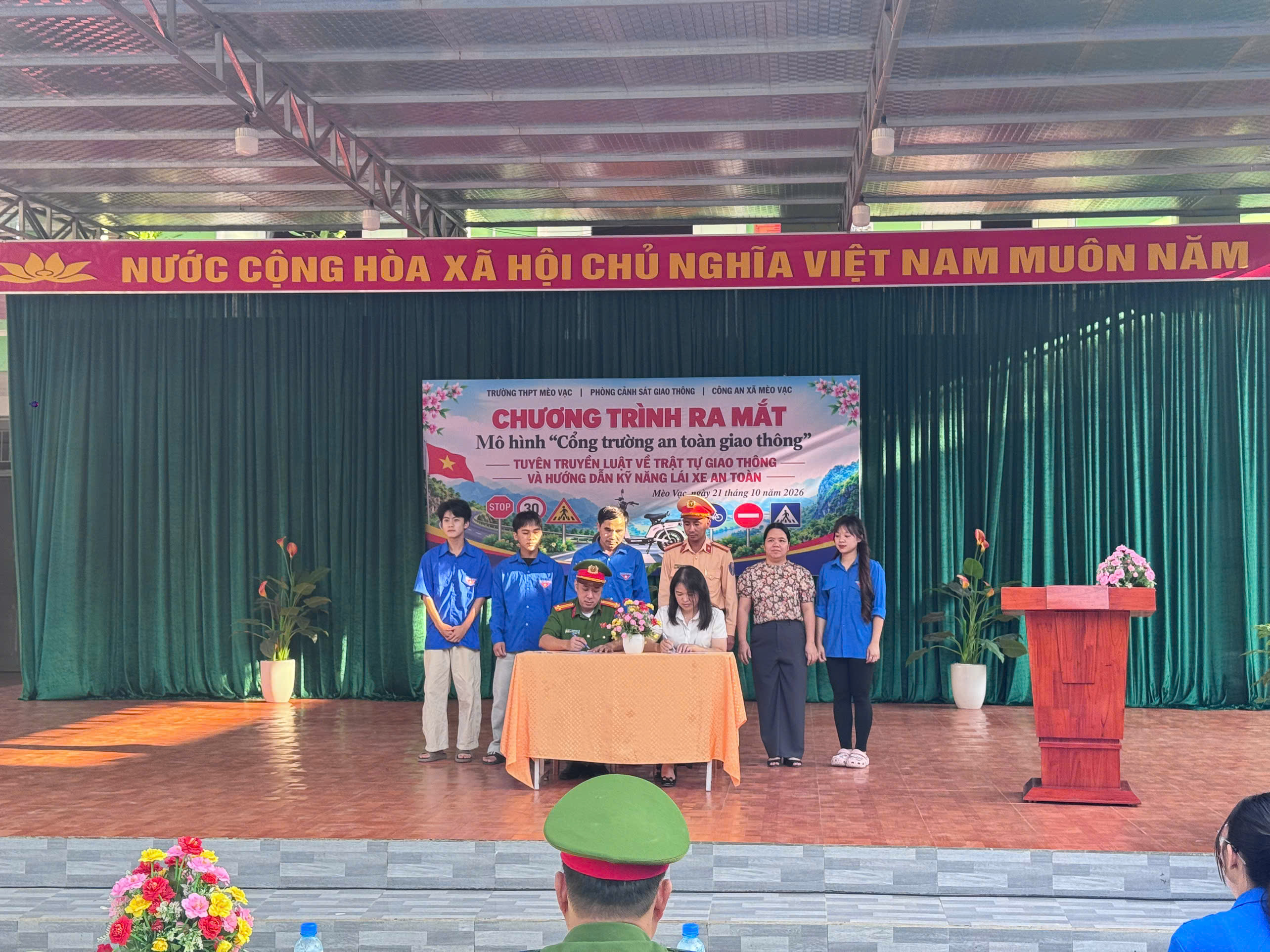 Xã Mèo Vạc ra mắt mô hình “Cổng trường an toàn giao thông” tại Trường THPT Mèo Vạc