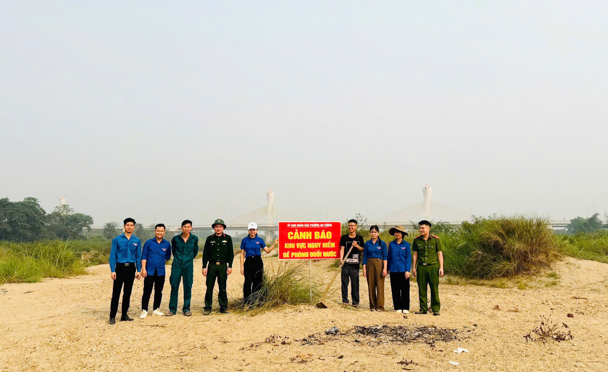 UBND phường An Tường cắm biển cảnh báo khu vực nguy hiểm, đề phòng đuối nước tại khu vực bãi soi chân cầu Tình Húc