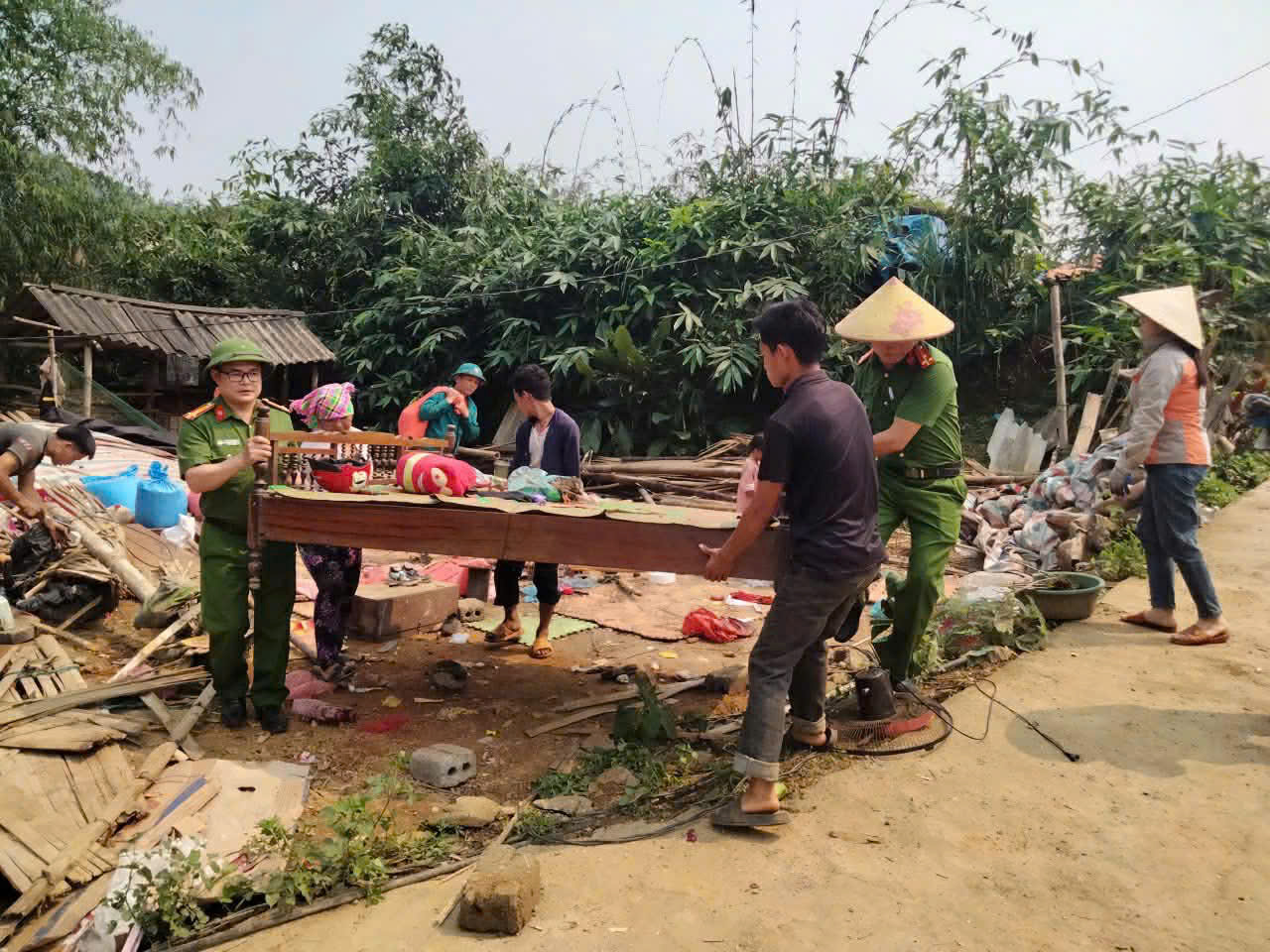 SÁT CÁNH CÙNG NGƯỜI DÂN VƯỢT QUA THIÊN TAI 