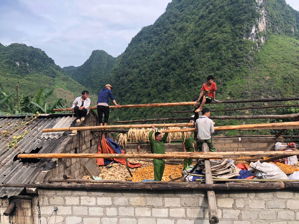CÔNG AN XÃ SỦNG MÁNG KỊP THỜI HỖ TRỢ NHÂN DÂN KHẮC PHỤC HẬU QUẢ GIÓ LỐC