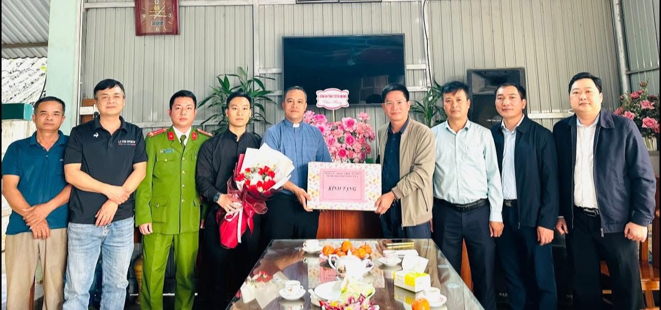 CÔNG AN XÃ BẠCH XA THĂM, TẶNG QUÀ CHÚC MỪNG GIÁO XỨ BẠCH XA VÀ ĐIỂM NHÓM TIN LÀNH THÔN CAO ĐƯỜNG