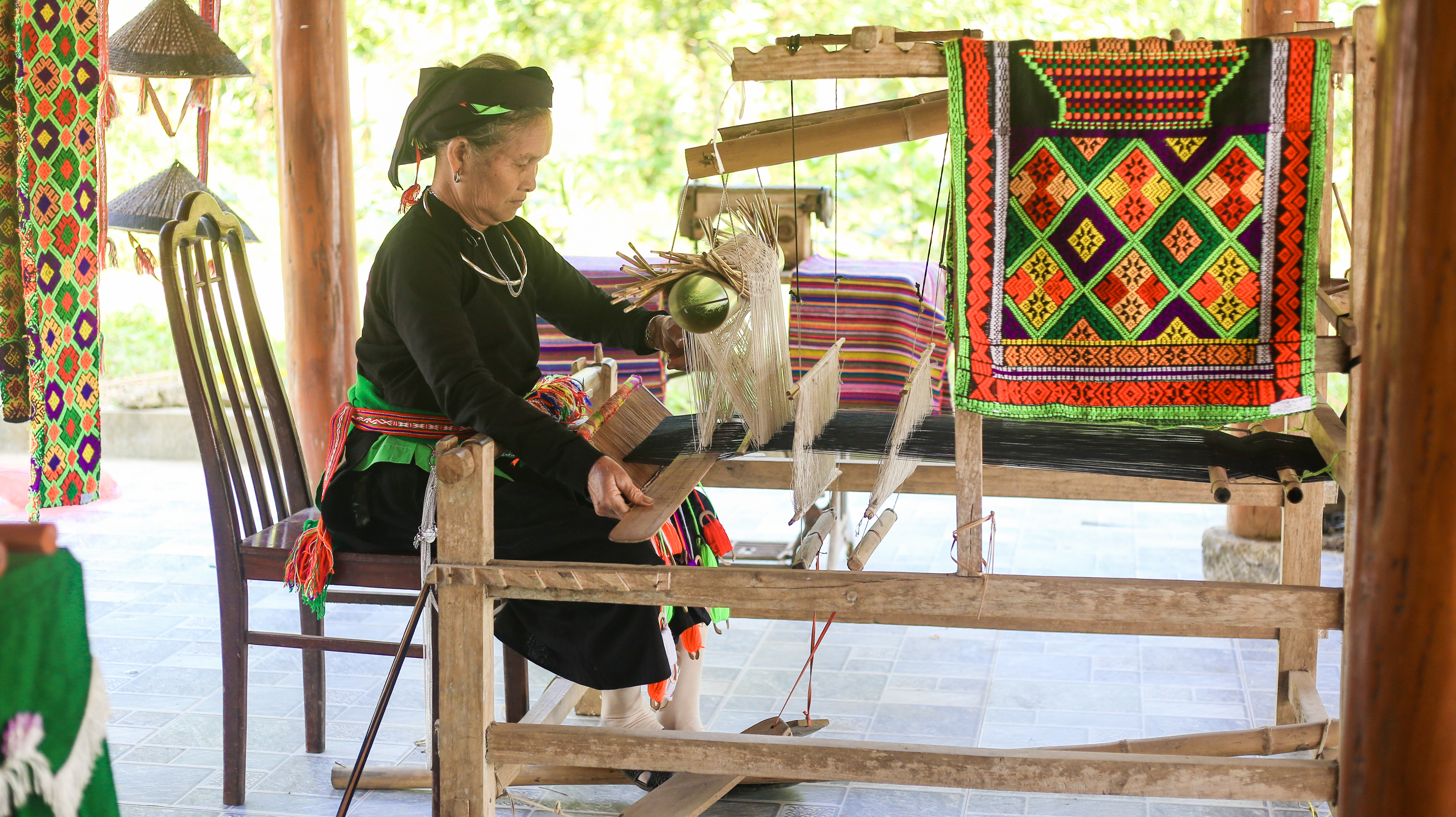 Tiếng lách cách thầm lặng dệt nên nét duyên của thổ cẩm Xuân Giang