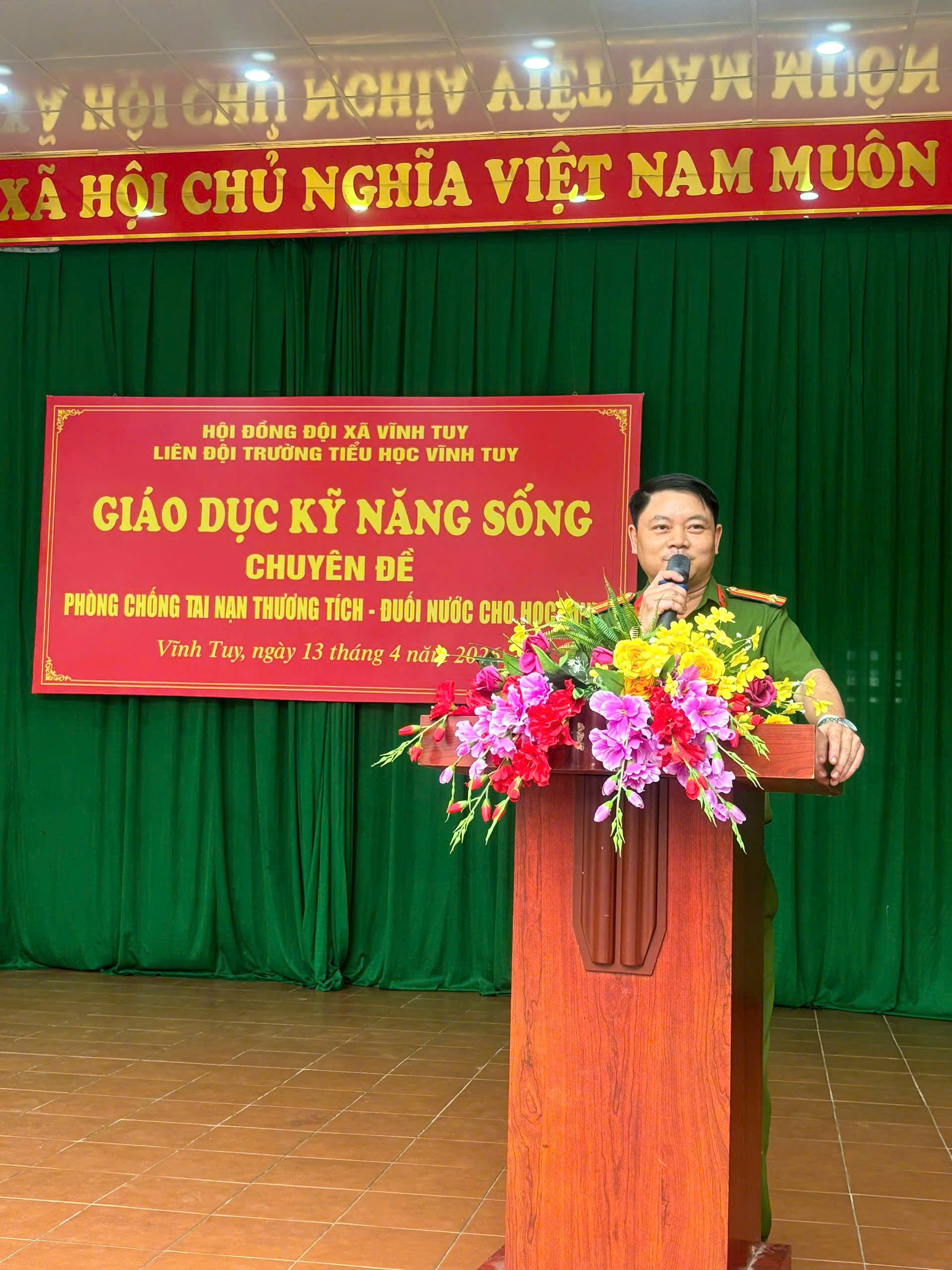 CÔNG AN XÃ VĨNH TUY TỔ CHỨC TUYÊN TRUYỀN, GIÁO DỤC KỸ NĂNG SỐNG CHO HỌC SINH 