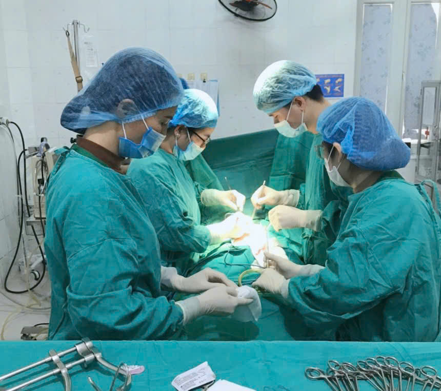 Bệnh viện Đa khoa khu vực Bắc Quang phẫu thuật thành công ca cắt đoạn đại tràng kết hợp đóng hậu môn nhân tạo